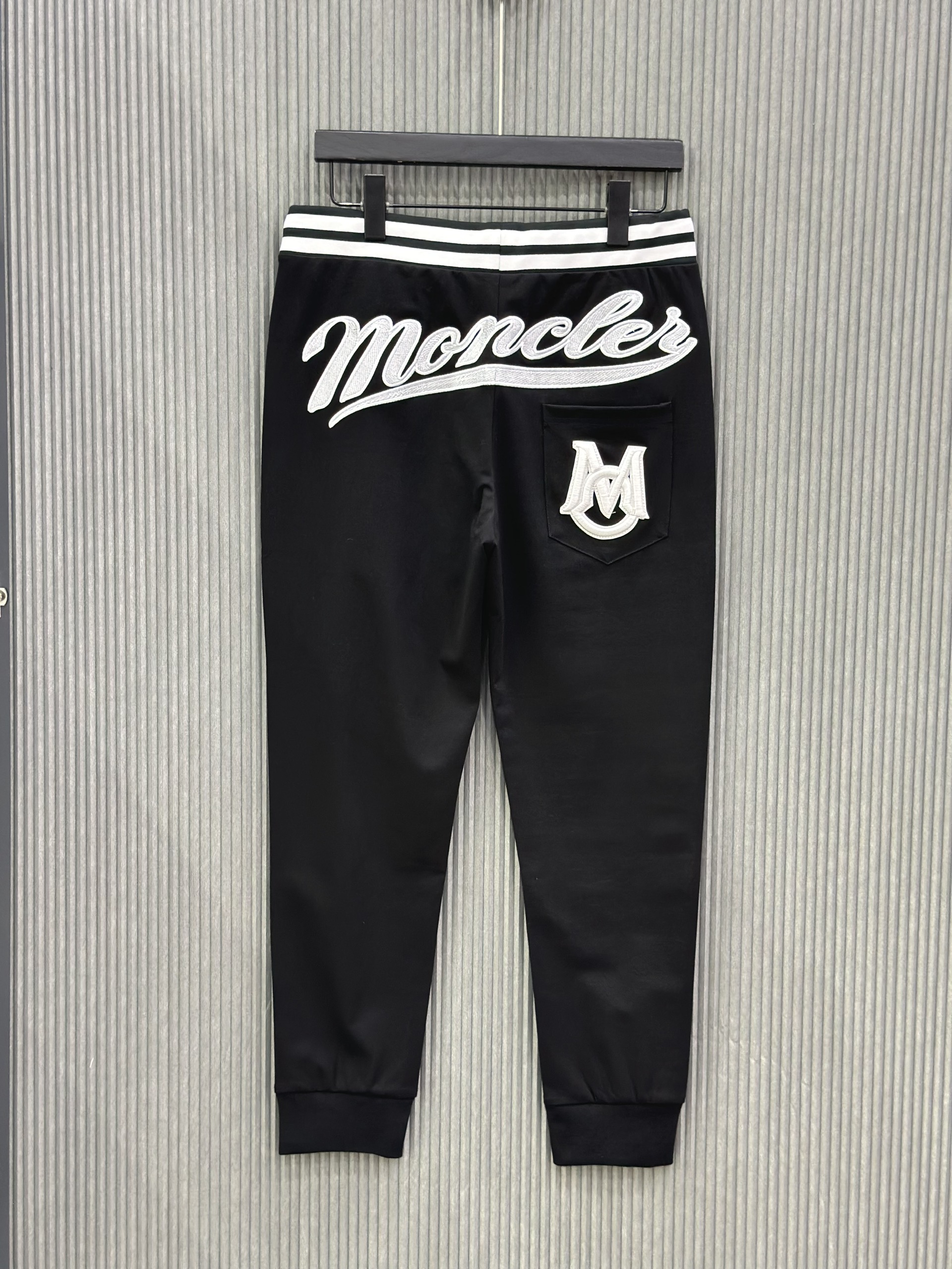 Quần dài nỉ Moncler M Đen logo chữ Trắng thêu check cạp kẻ sọc Like Auth VTN