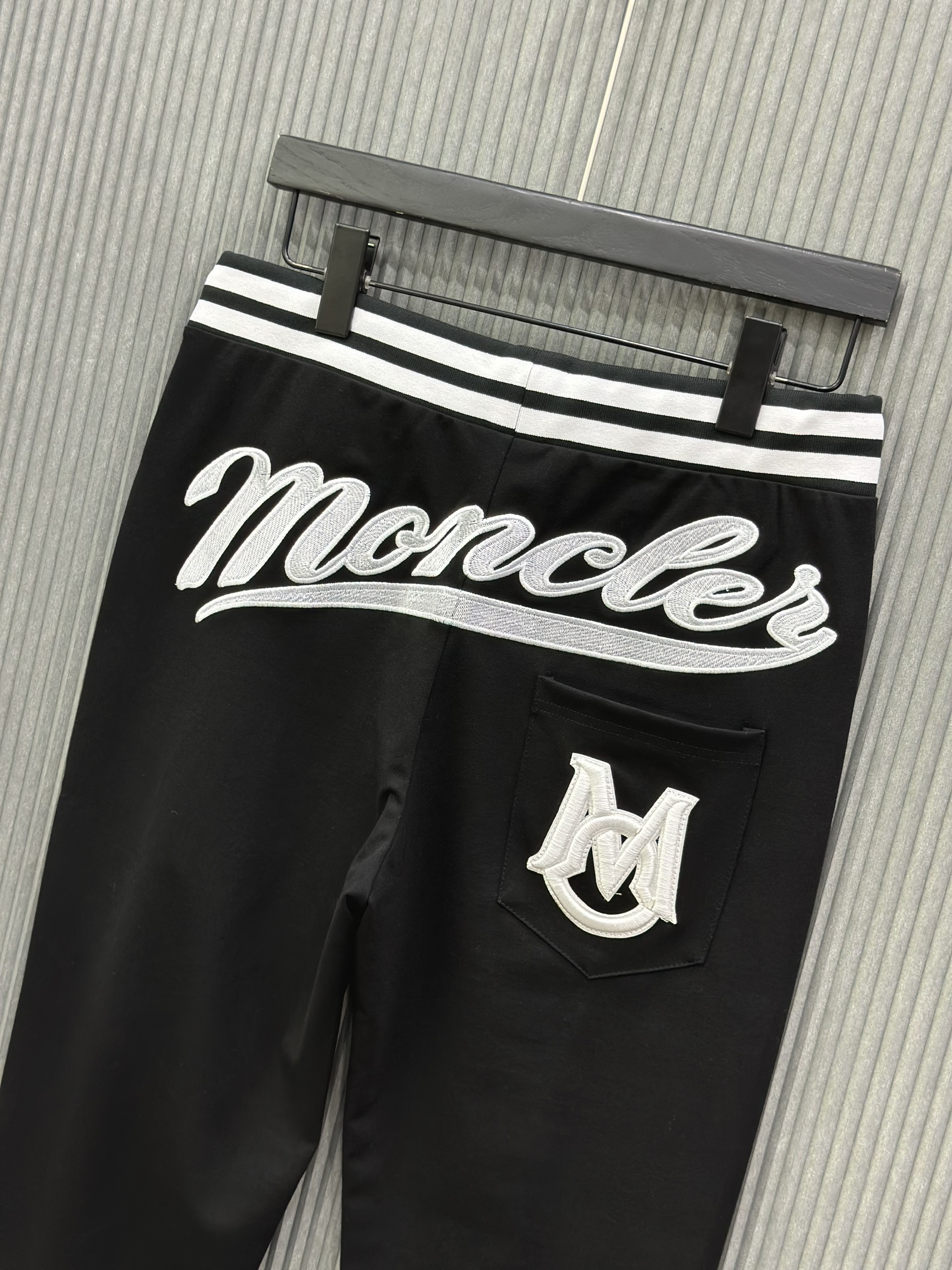 Quần dài nỉ Moncler M Đen logo chữ Trắng thêu check cạp kẻ sọc Like Auth VTN