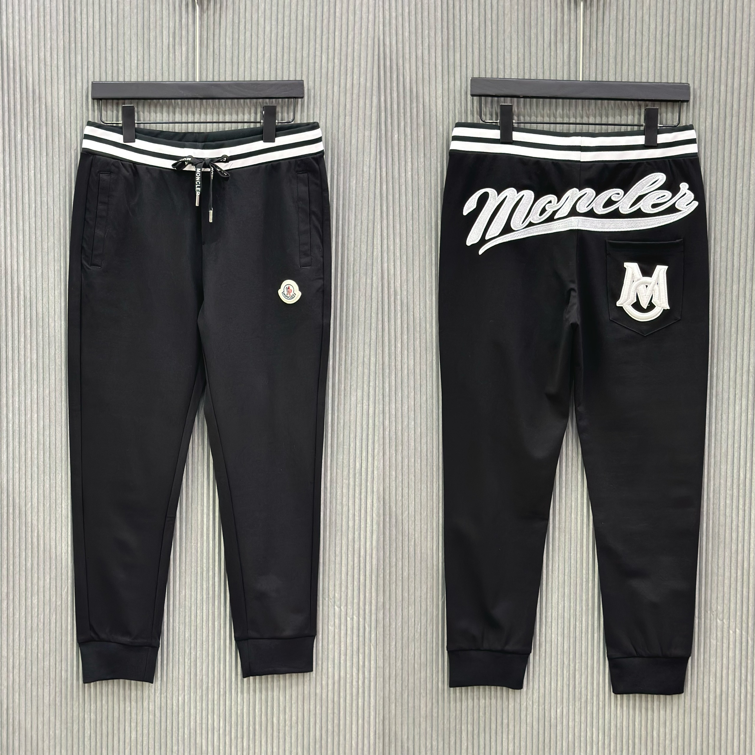 Quần dài nỉ Moncler M Đen logo chữ Trắng thêu check cạp kẻ sọc Like Auth VTN