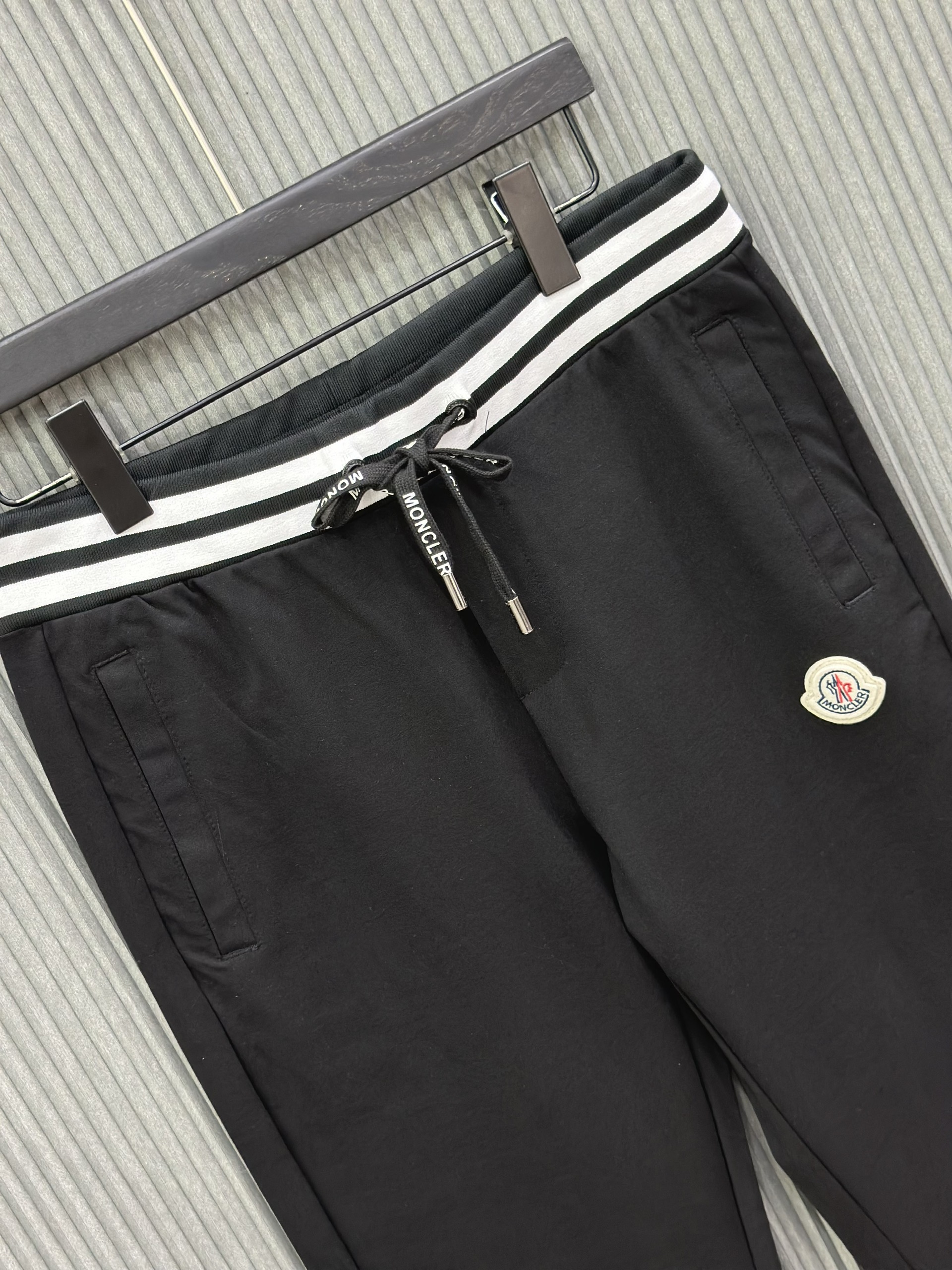 Quần dài nỉ Moncler M Đen logo chữ Trắng thêu check cạp kẻ sọc Like Auth VTN