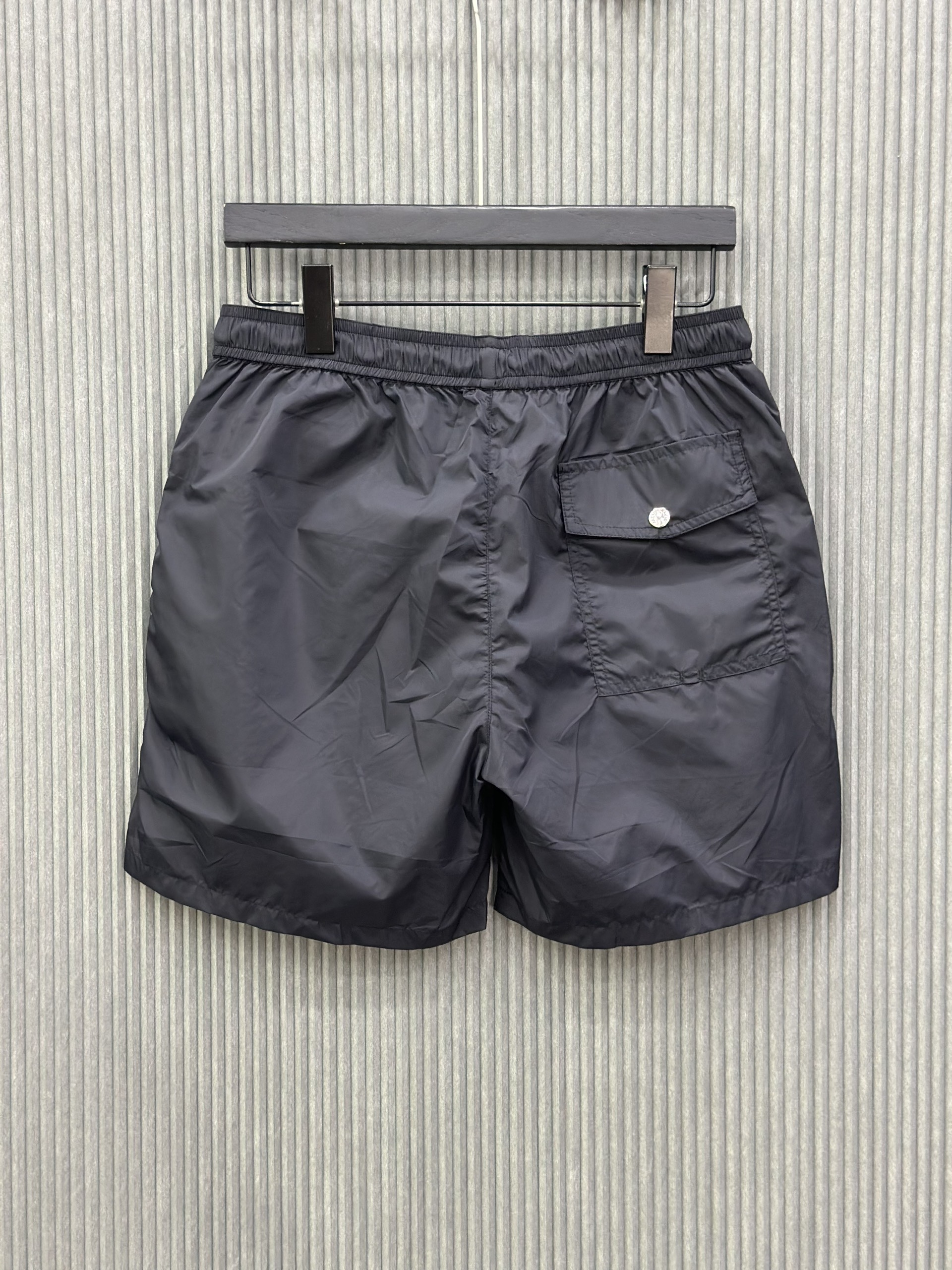 Quần short gió Moncler M Đen kẻ sọc túi Like Auth VTN