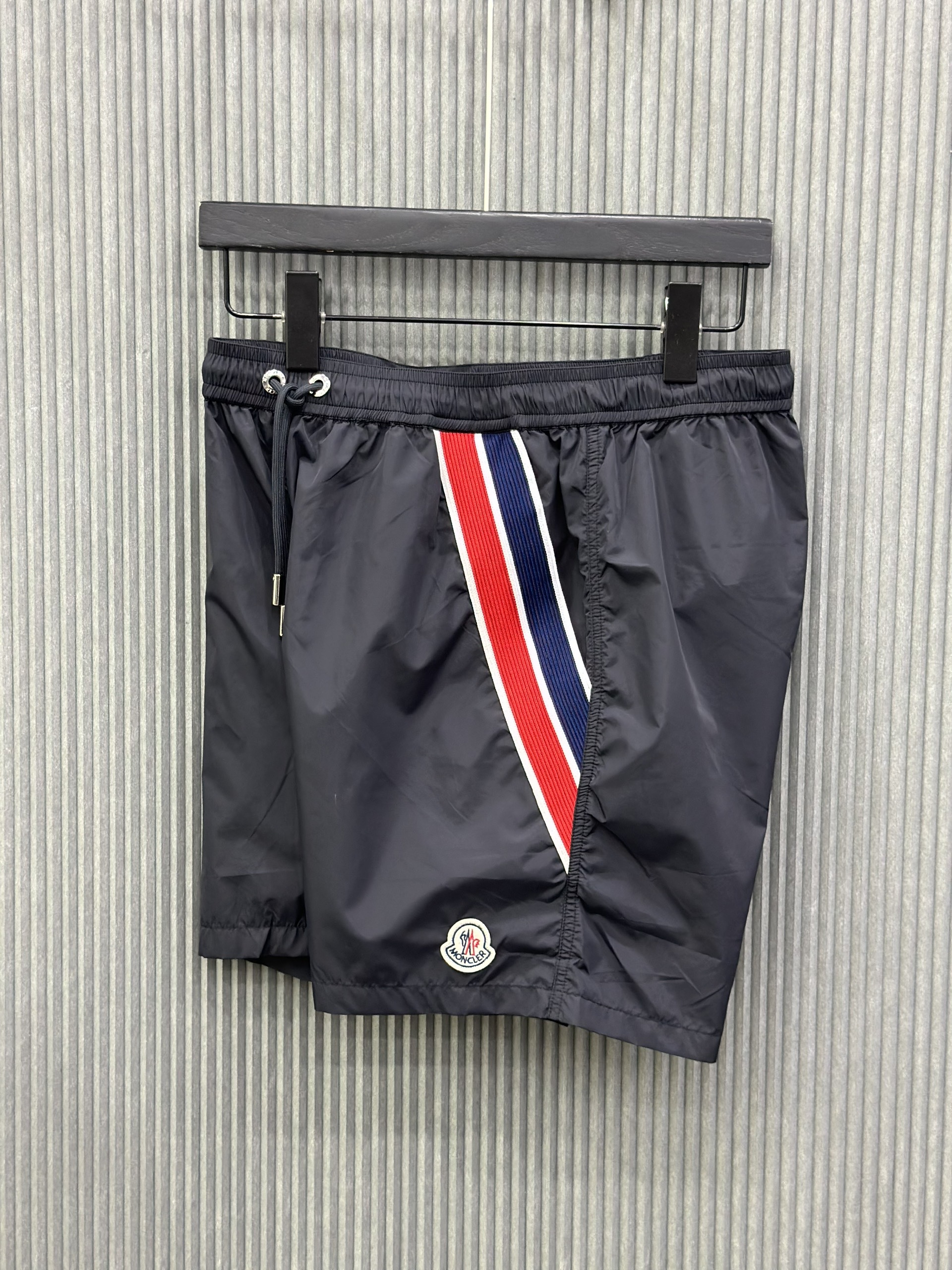 Quần short gió Moncler M Đen kẻ sọc túi Like Auth VTN
