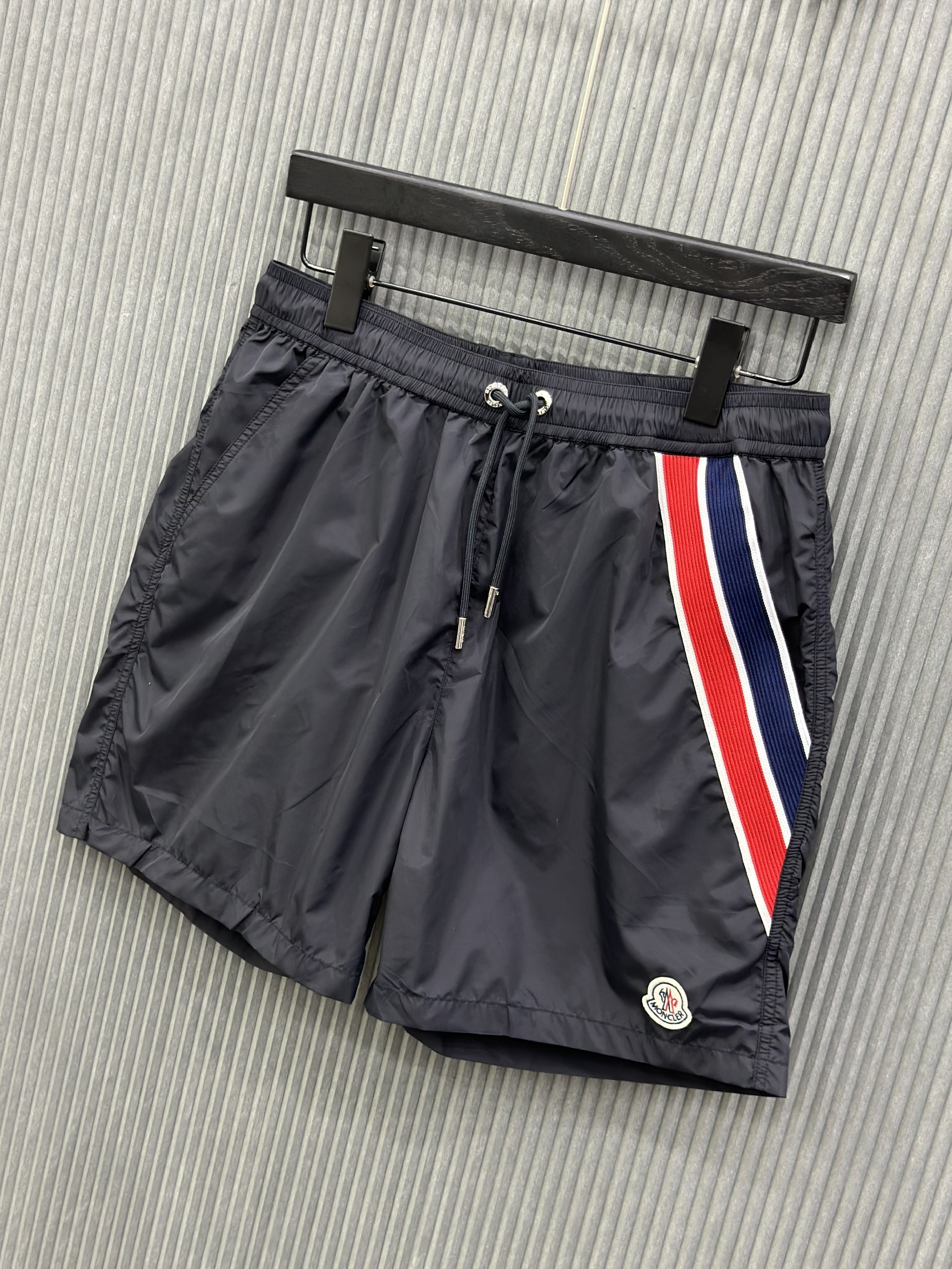 Quần short gió Moncler M Đen kẻ sọc túi Like Auth VTN