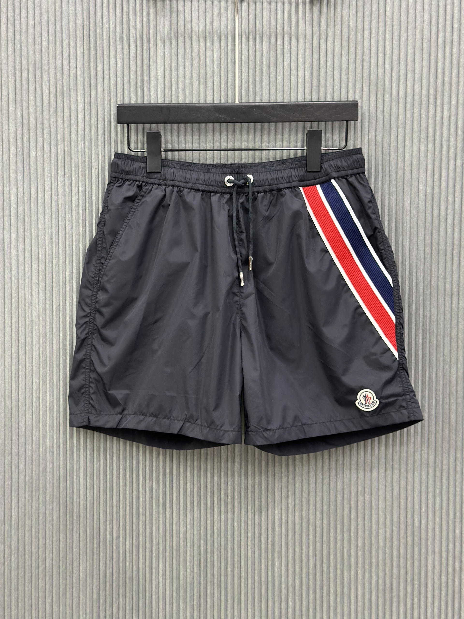 Quần short gió Moncler M Đen kẻ sọc túi Like Auth VTN
