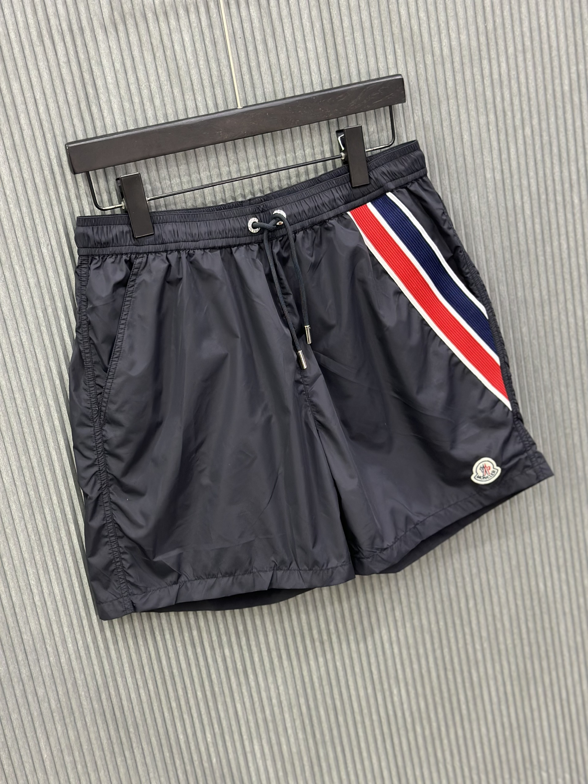Quần short gió Moncler M Đen kẻ sọc túi Like Auth VTN