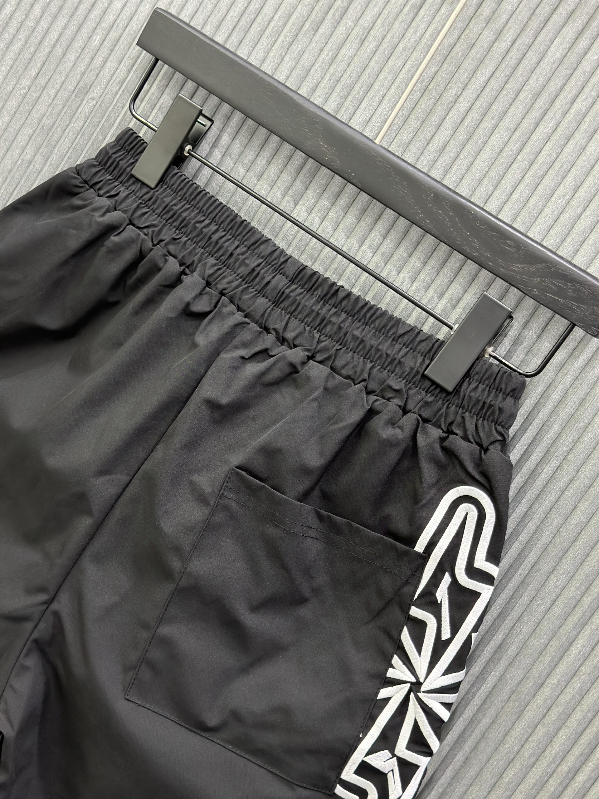 Quần short gió Đen logo Trắng thêu Like Auth VTN