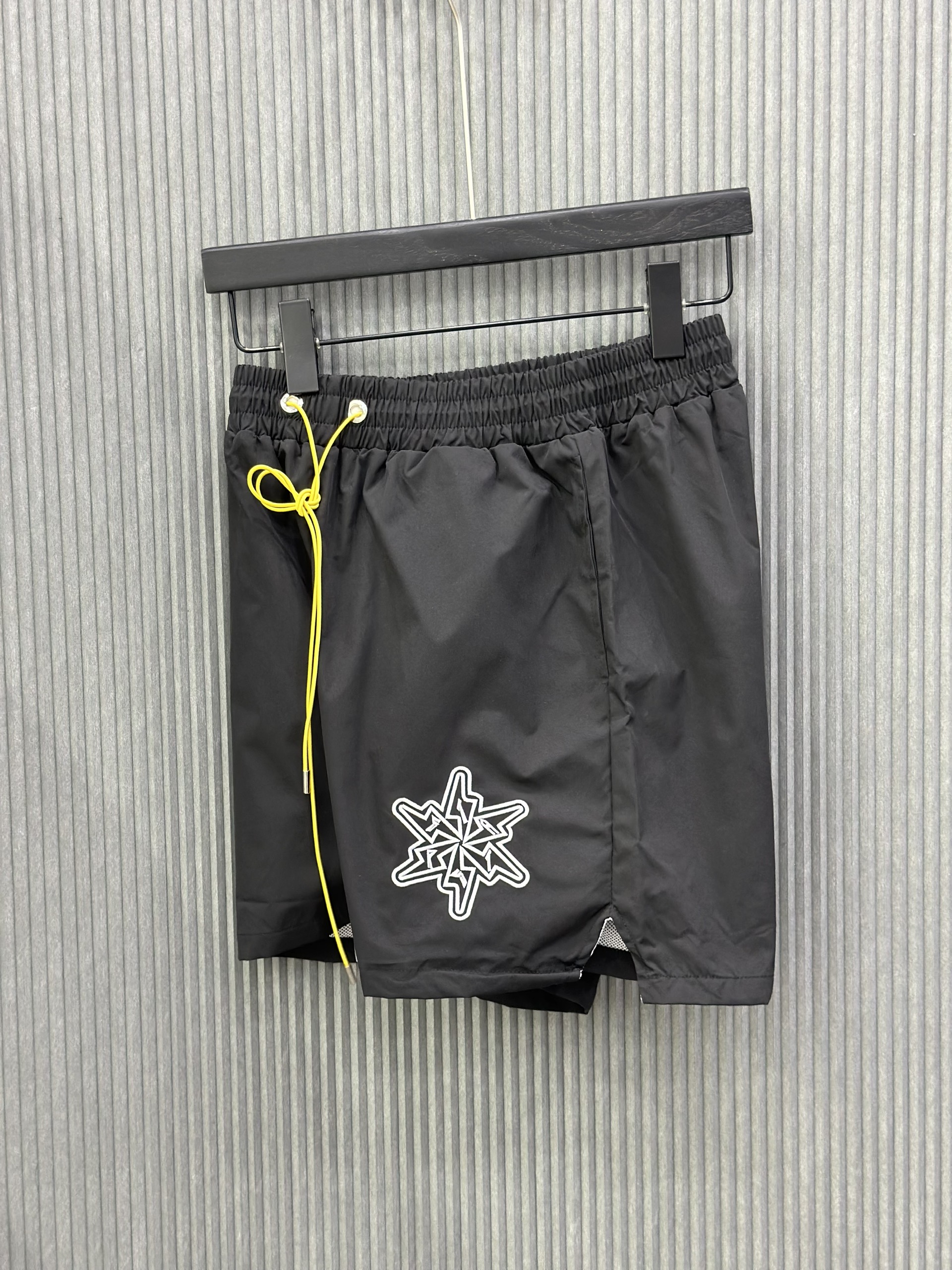 Quần short gió Đen logo Trắng thêu Like Auth VTN