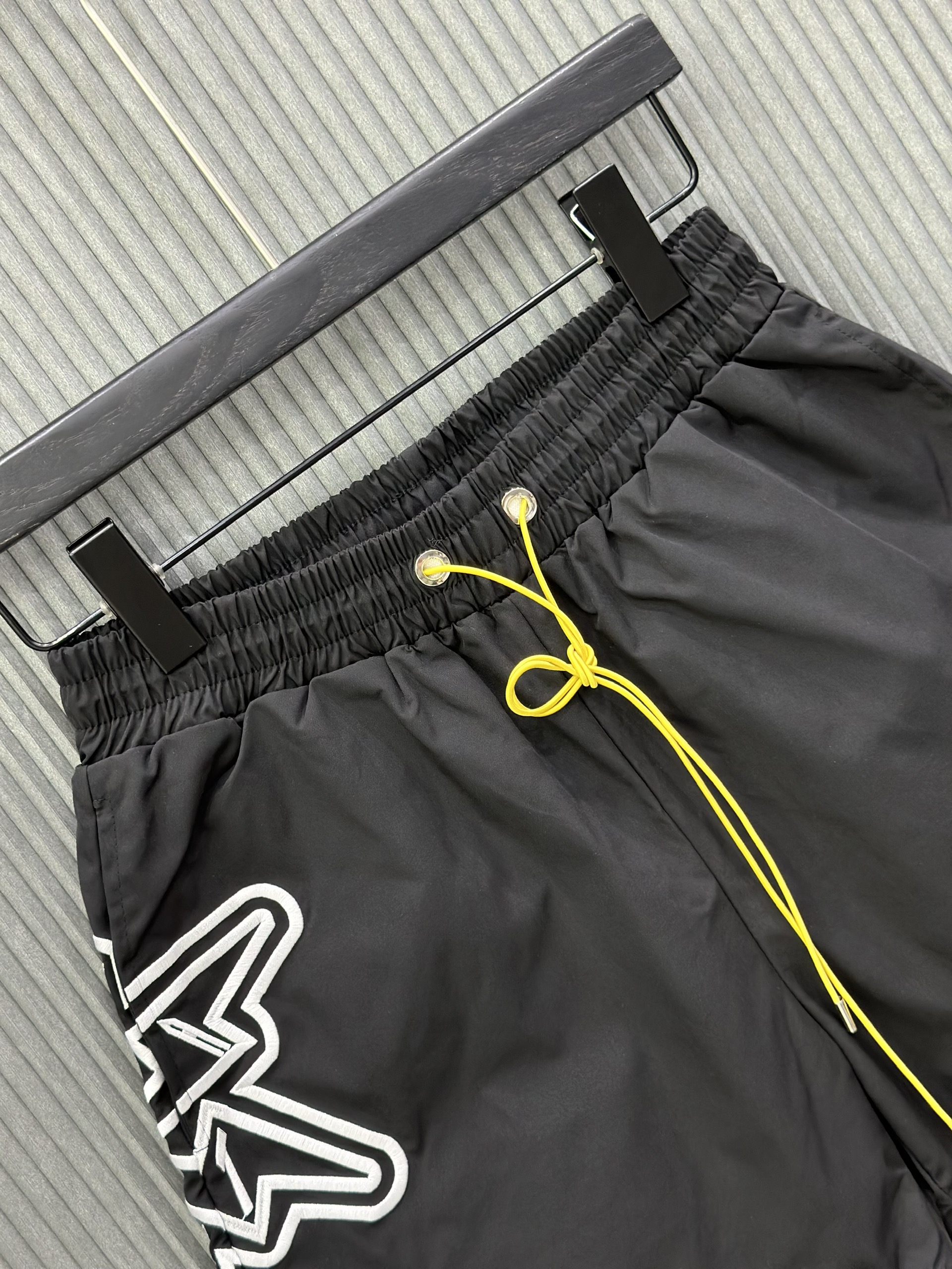 Quần short gió Đen logo Trắng thêu Like Auth VTN