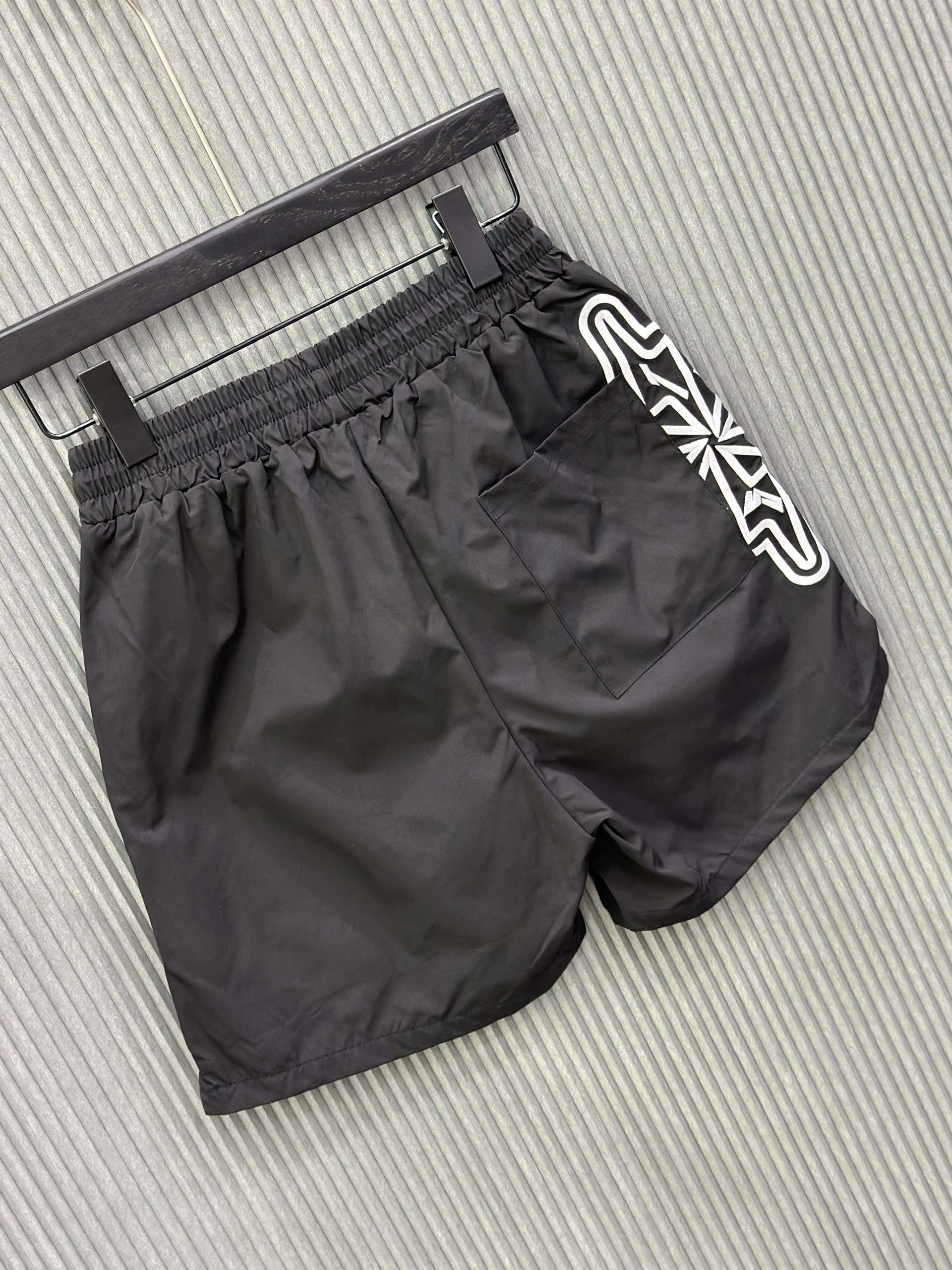 Quần short gió Đen logo Trắng thêu Like Auth VTN