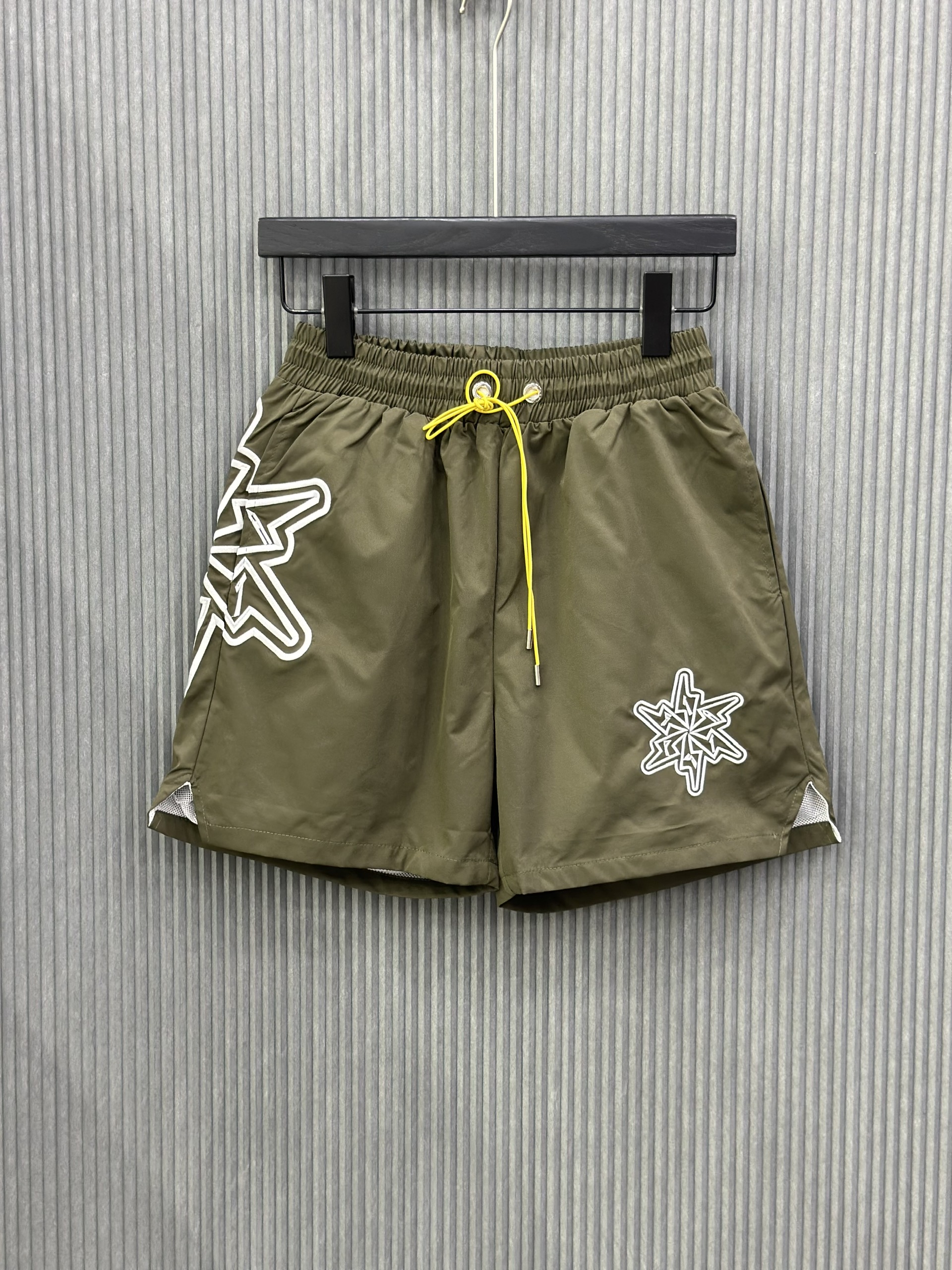 Quần short gió Xanh rêu logo Trắng thêu Like Auth VTN