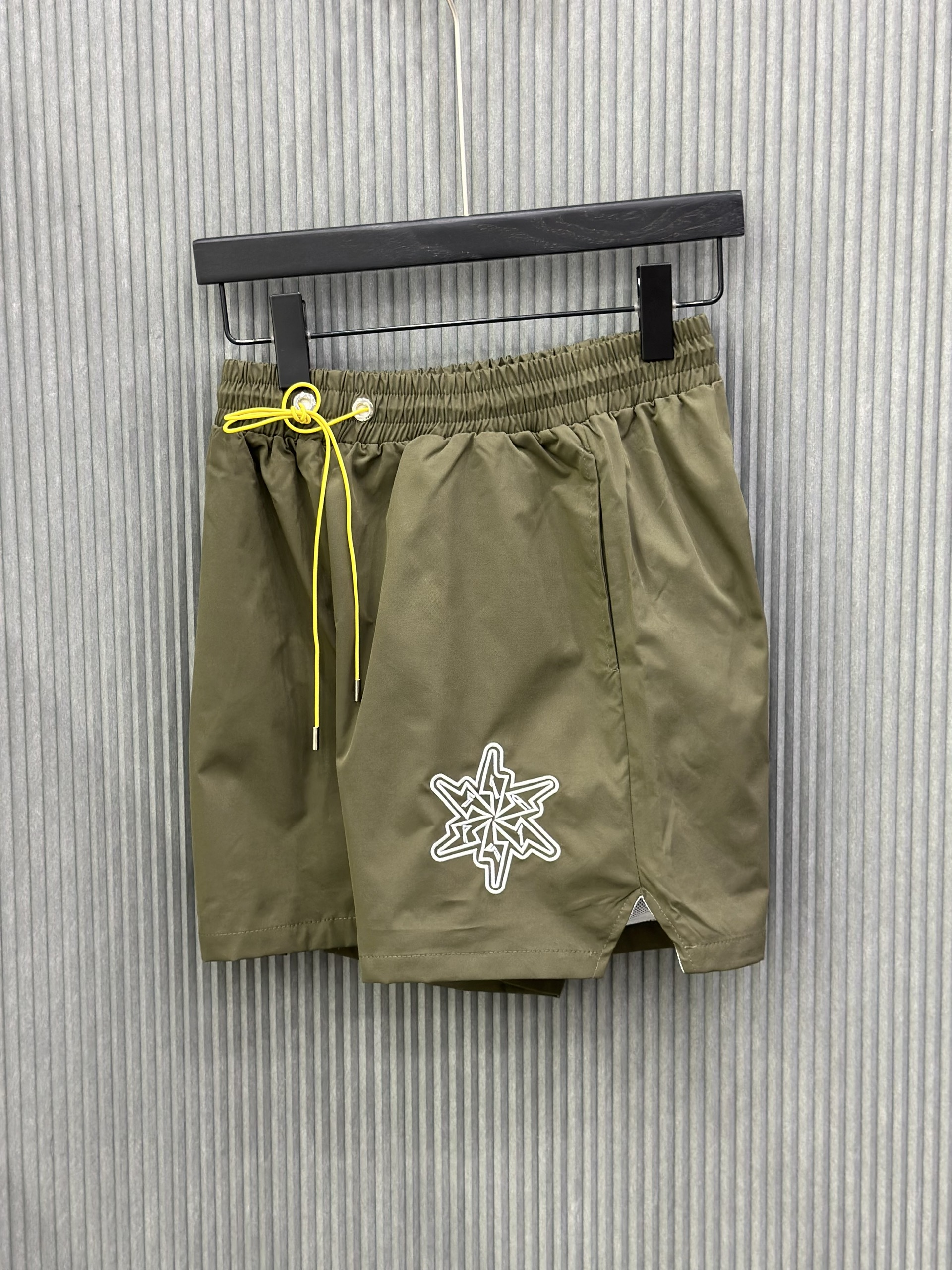 Quần short gió Xanh rêu logo Trắng thêu Like Auth VTN