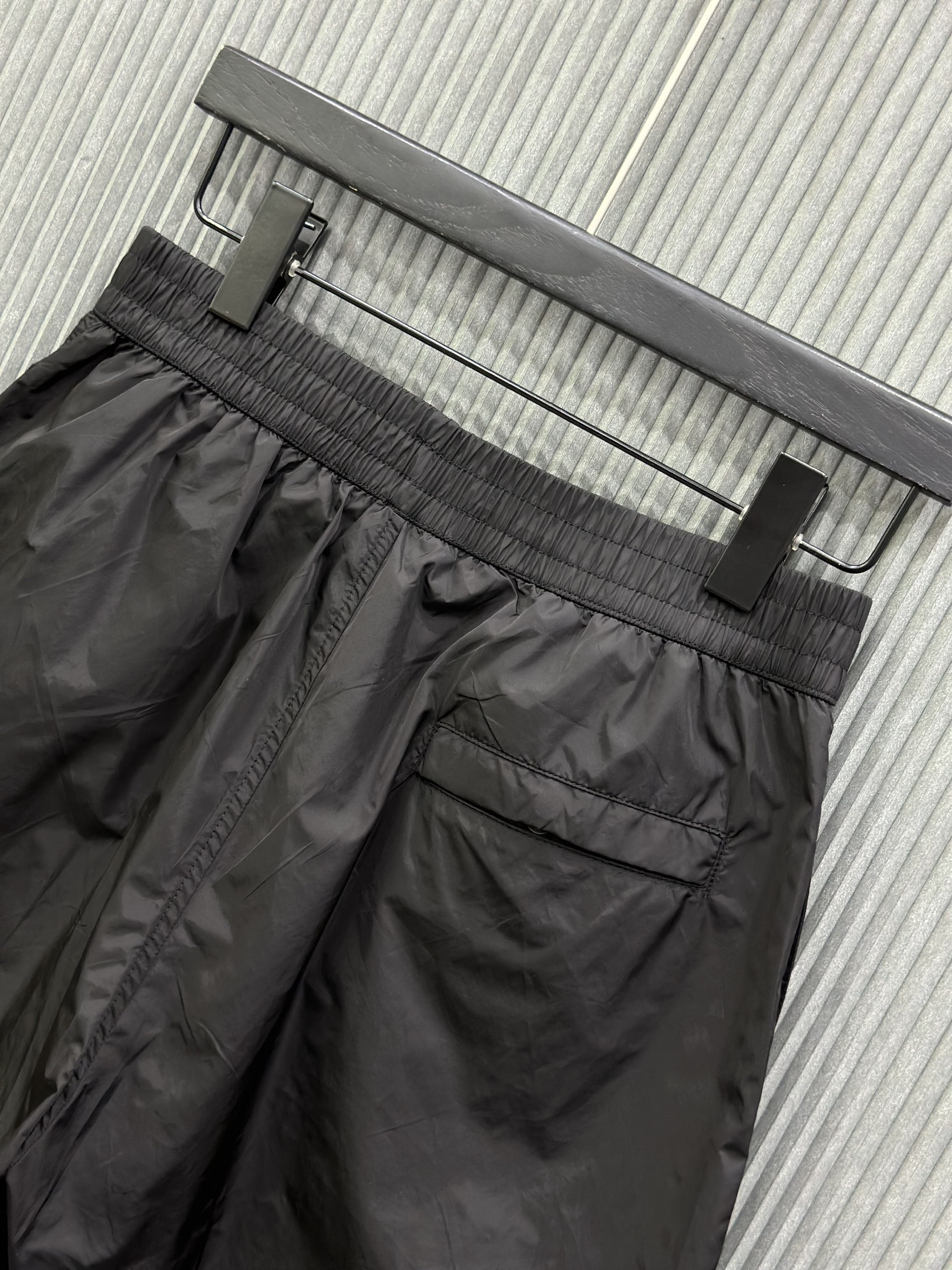 Quần short gió Burberry BBR Đen logo Vàng tròn đùi S-XL VTN