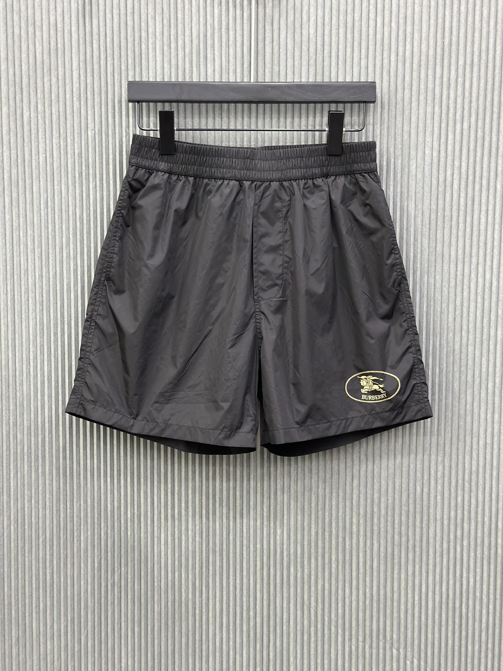 Quần short gió Burberry BBR Đen logo Vàng tròn đùi S-XL VTN