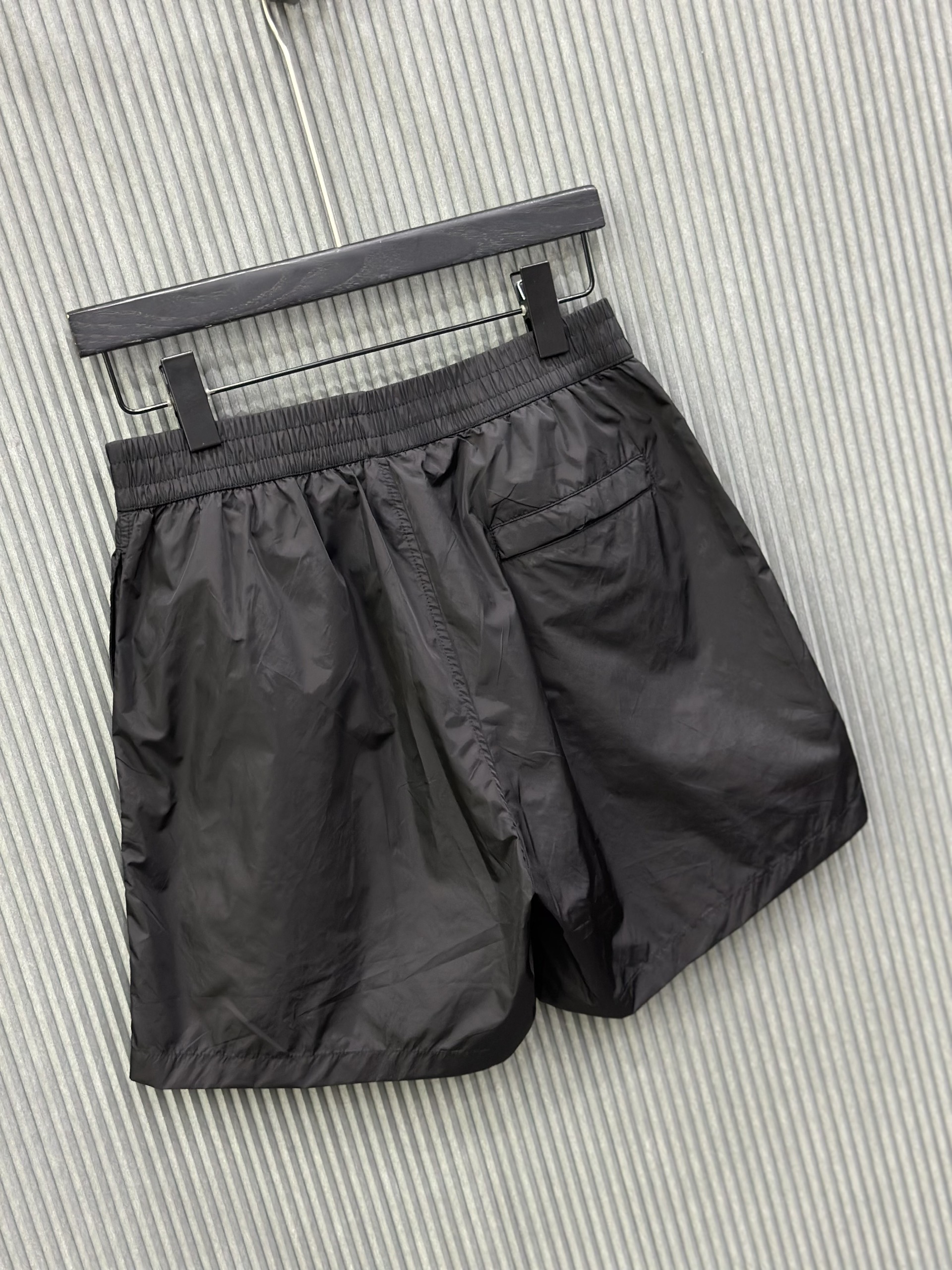 Quần short gió Burberry BBR Đen logo Vàng tròn đùi S-XL VTN