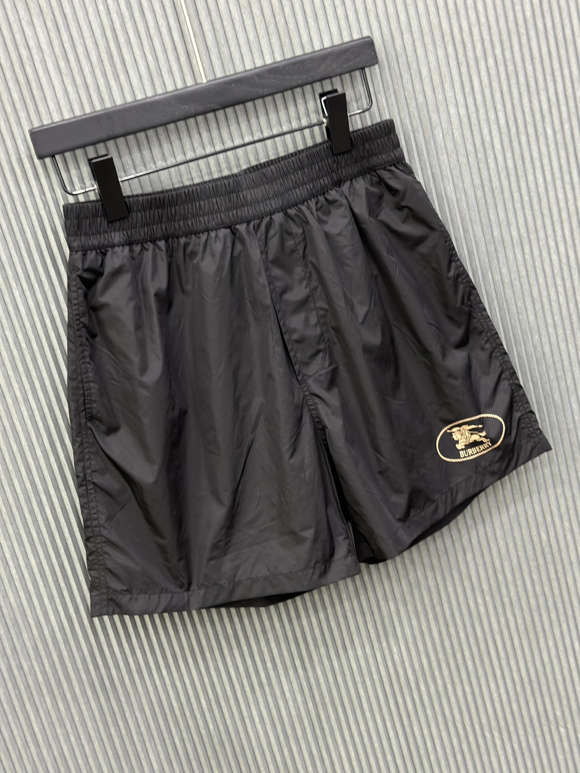 Quần short gió Burberry BBR Đen logo Vàng tròn đùi S-XL VTN