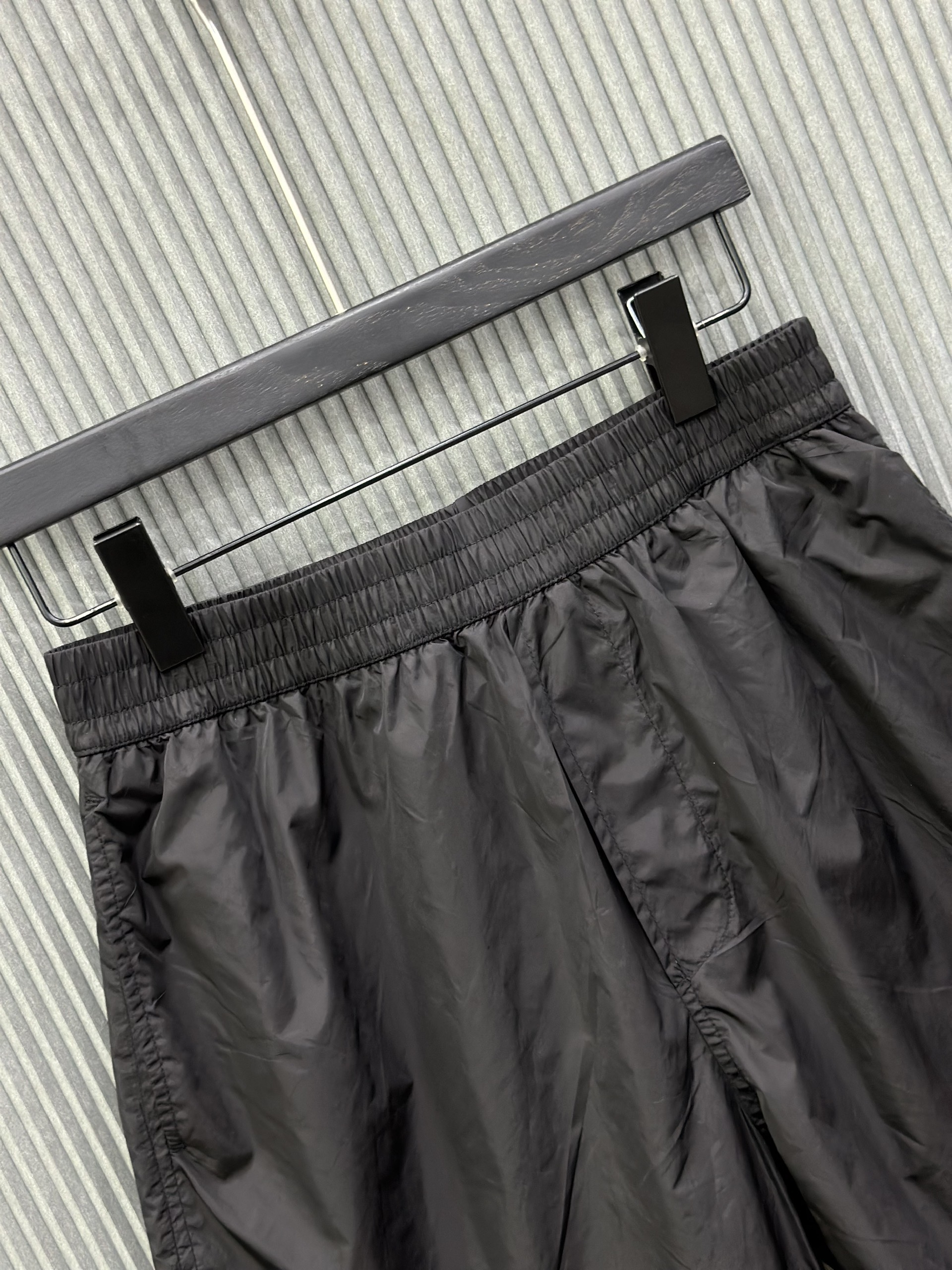 Quần short gió Burberry BBR Đen logo Vàng tròn đùi S-XL VTN