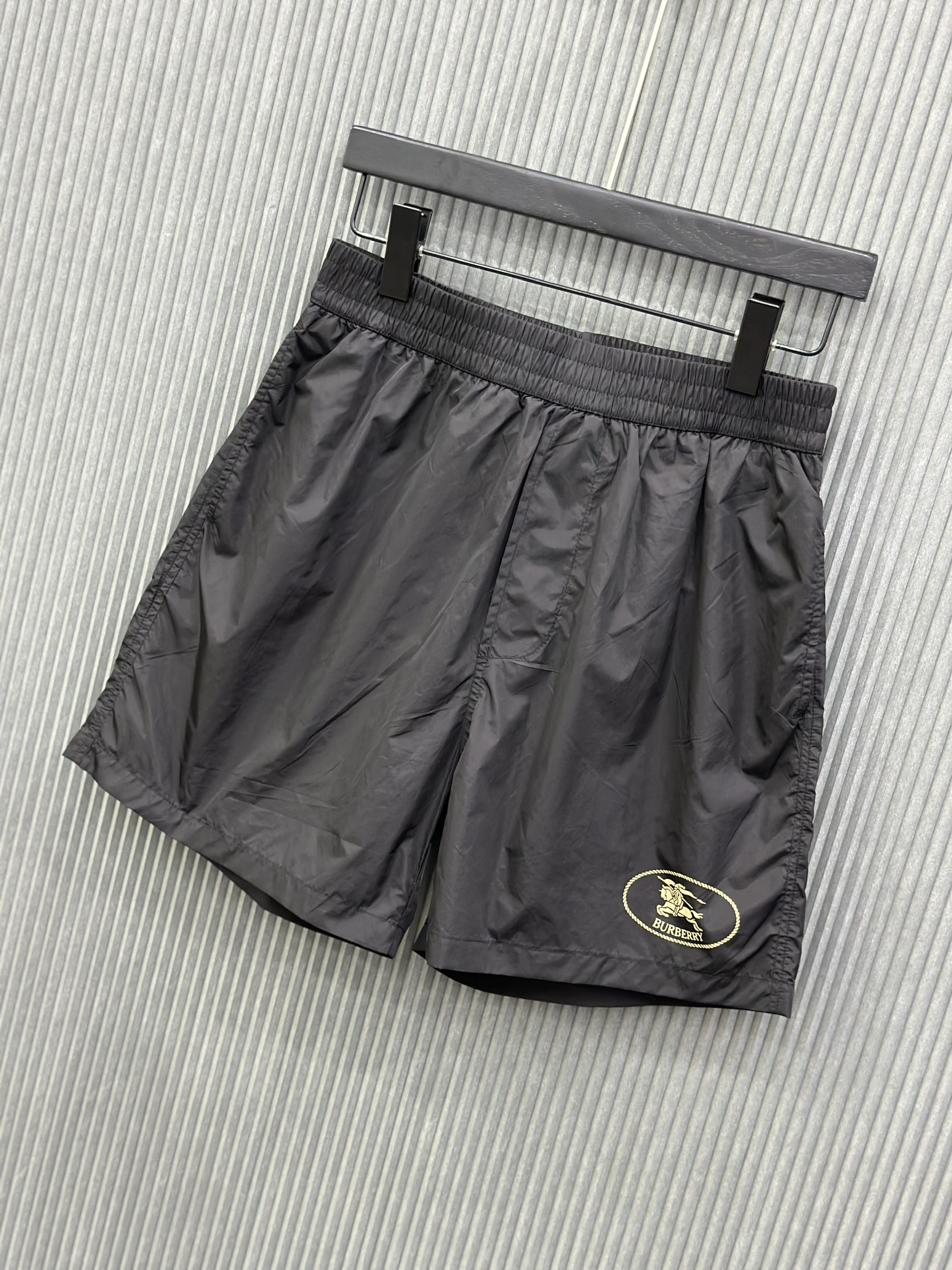 Quần short gió Burberry BBR Đen logo Vàng tròn đùi S-XL VTN