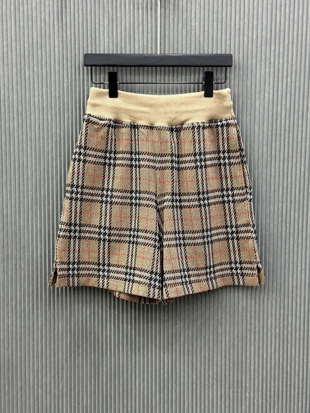 Quần short len Burberry BBR Nâu kẻ sọc Like Auth VTN