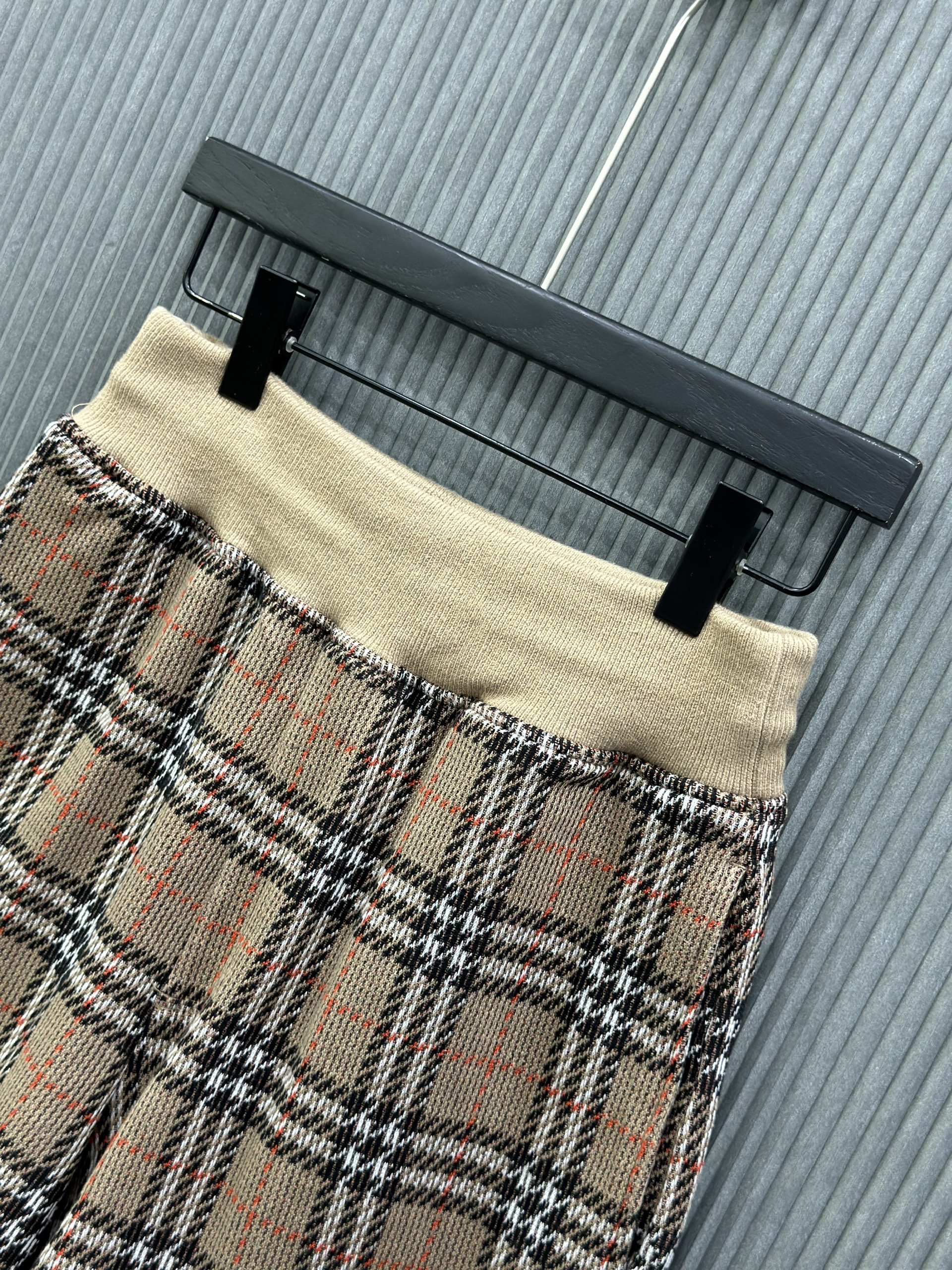 Quần short len Burberry BBR Nâu kẻ sọc Like Auth VTN