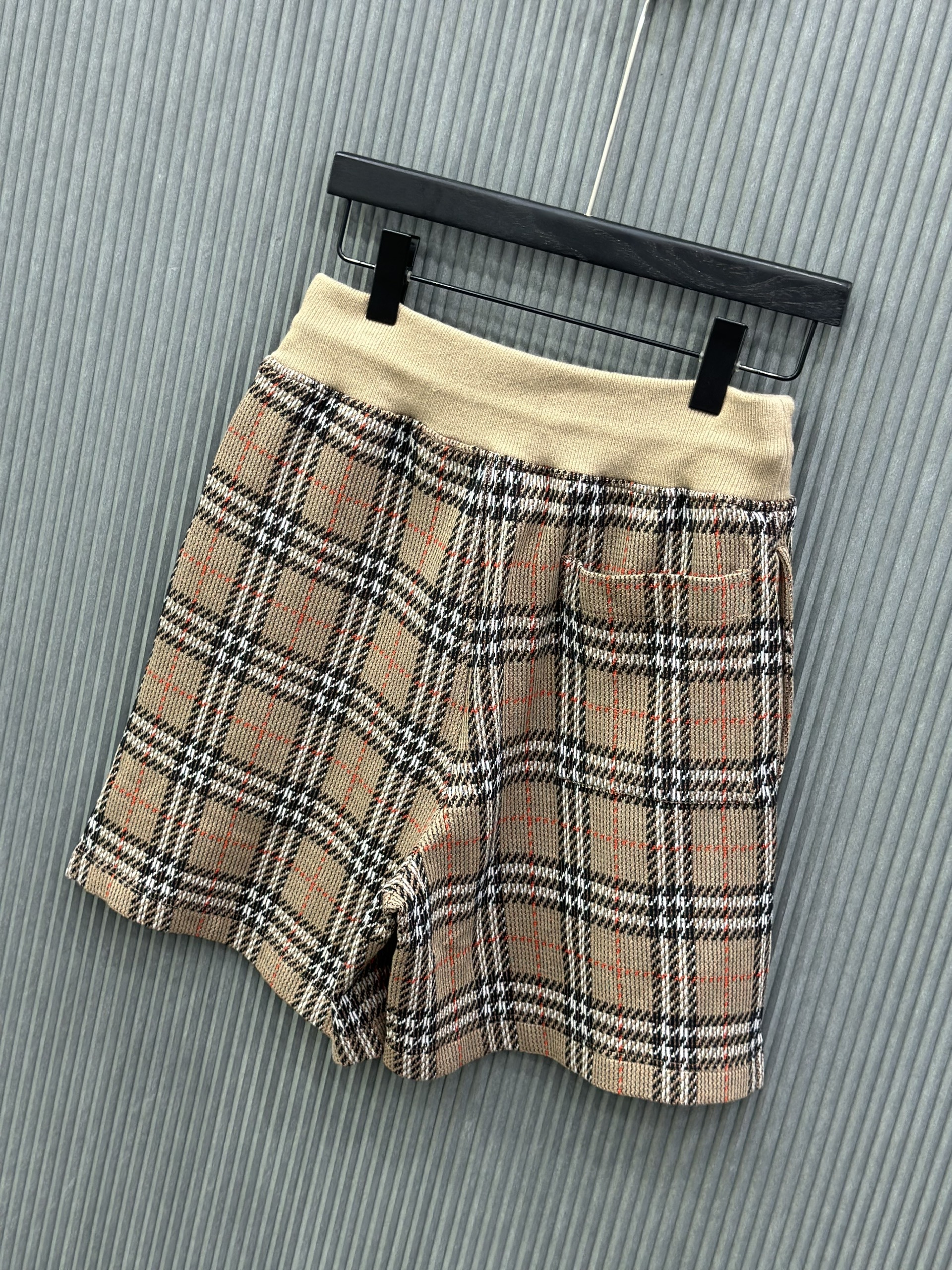 Quần short len Burberry BBR Nâu kẻ sọc Like Auth VTN