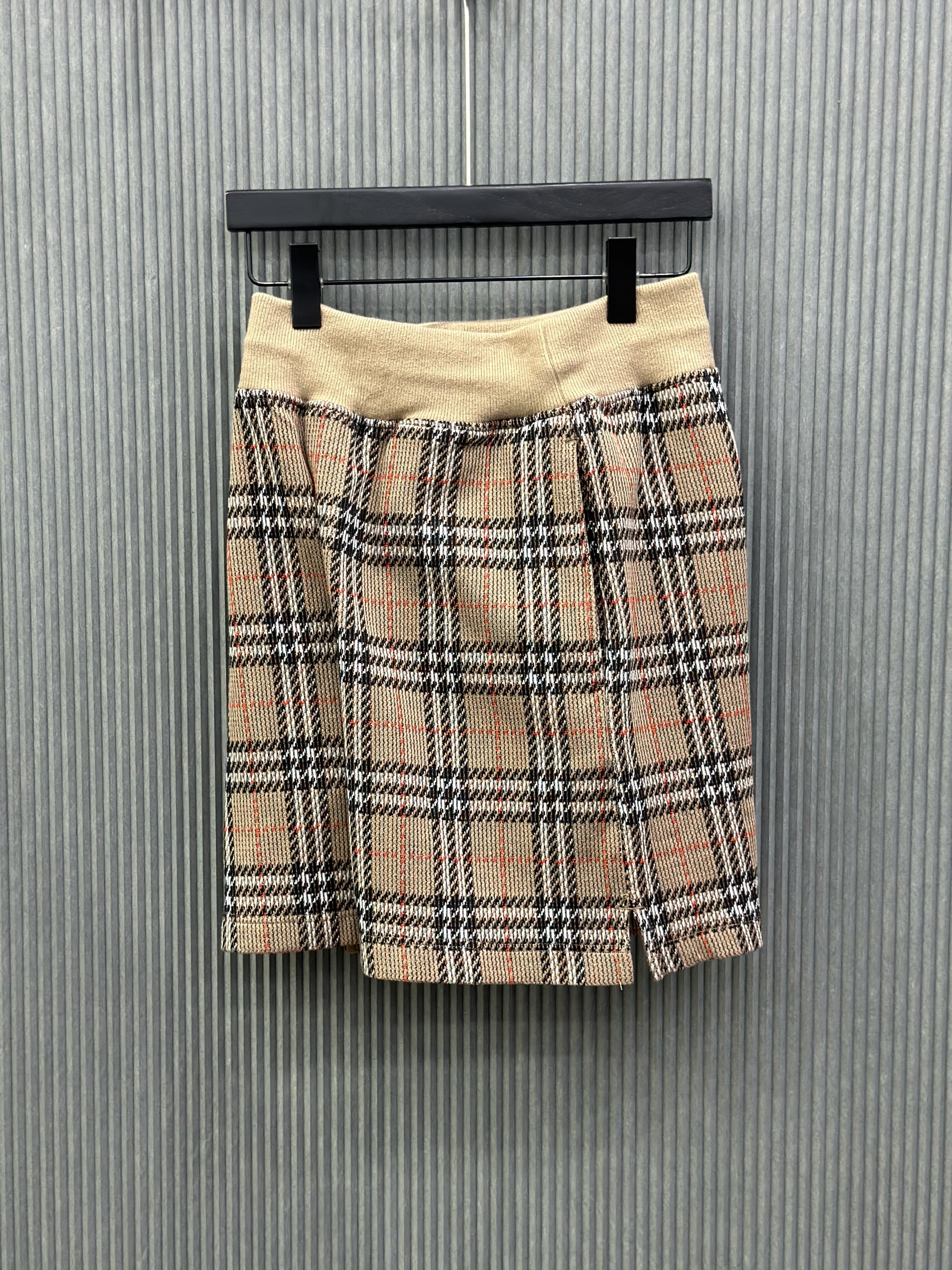 Quần short len Burberry BBR Nâu kẻ sọc Like Auth VTN