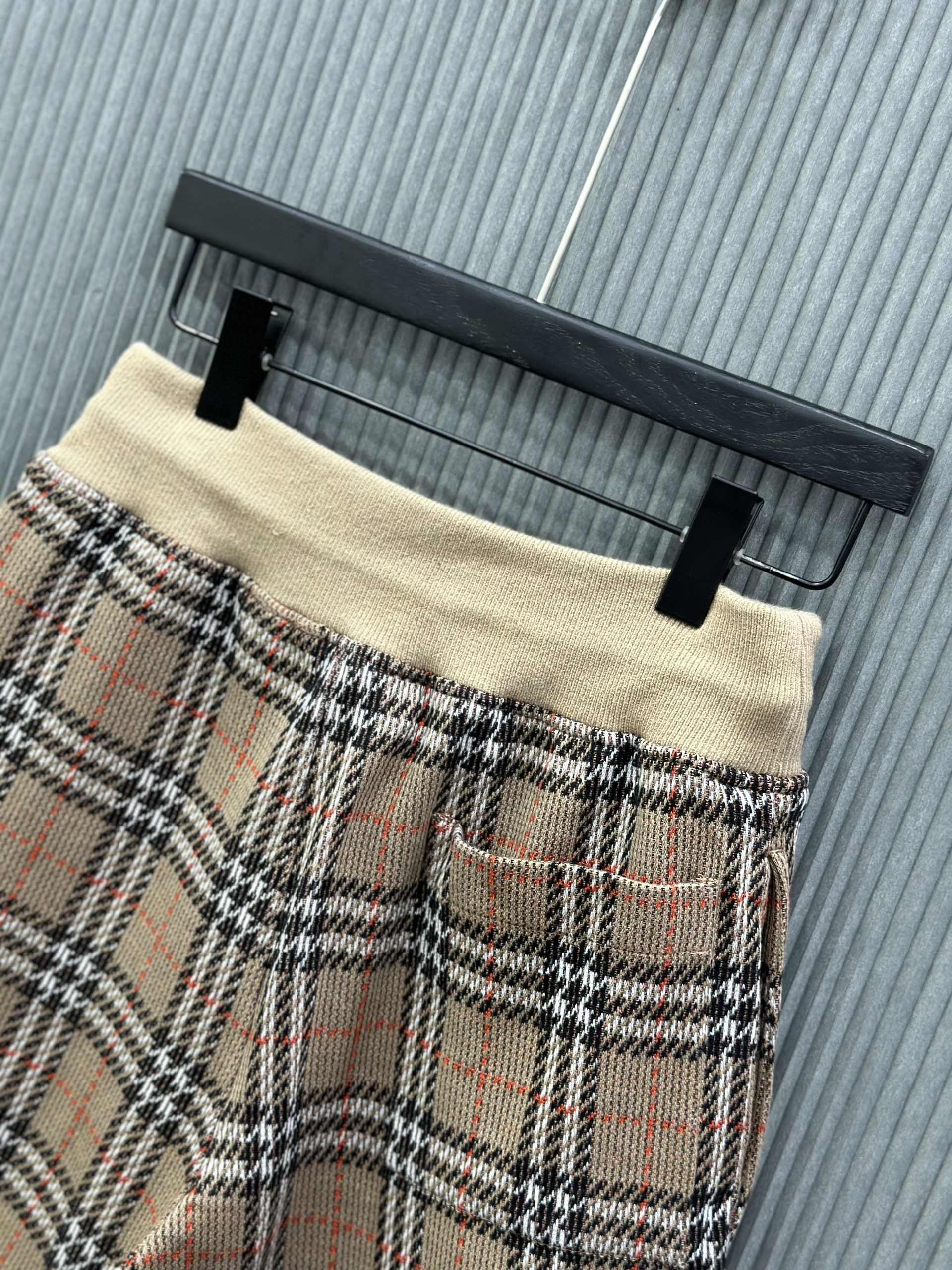 Quần short len Burberry BBR Nâu kẻ sọc Like Auth VTN