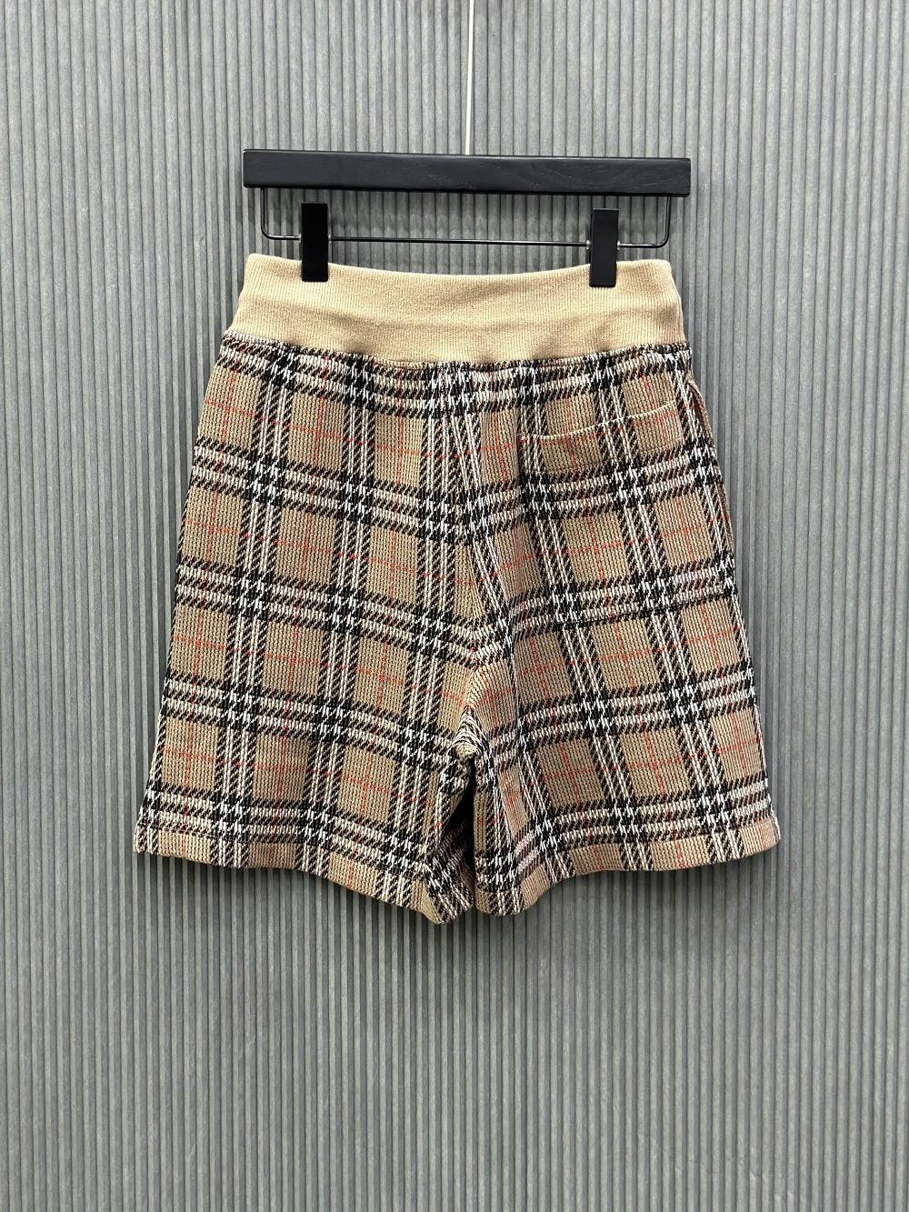 Quần short len Burberry BBR Nâu kẻ sọc Like Auth VTN