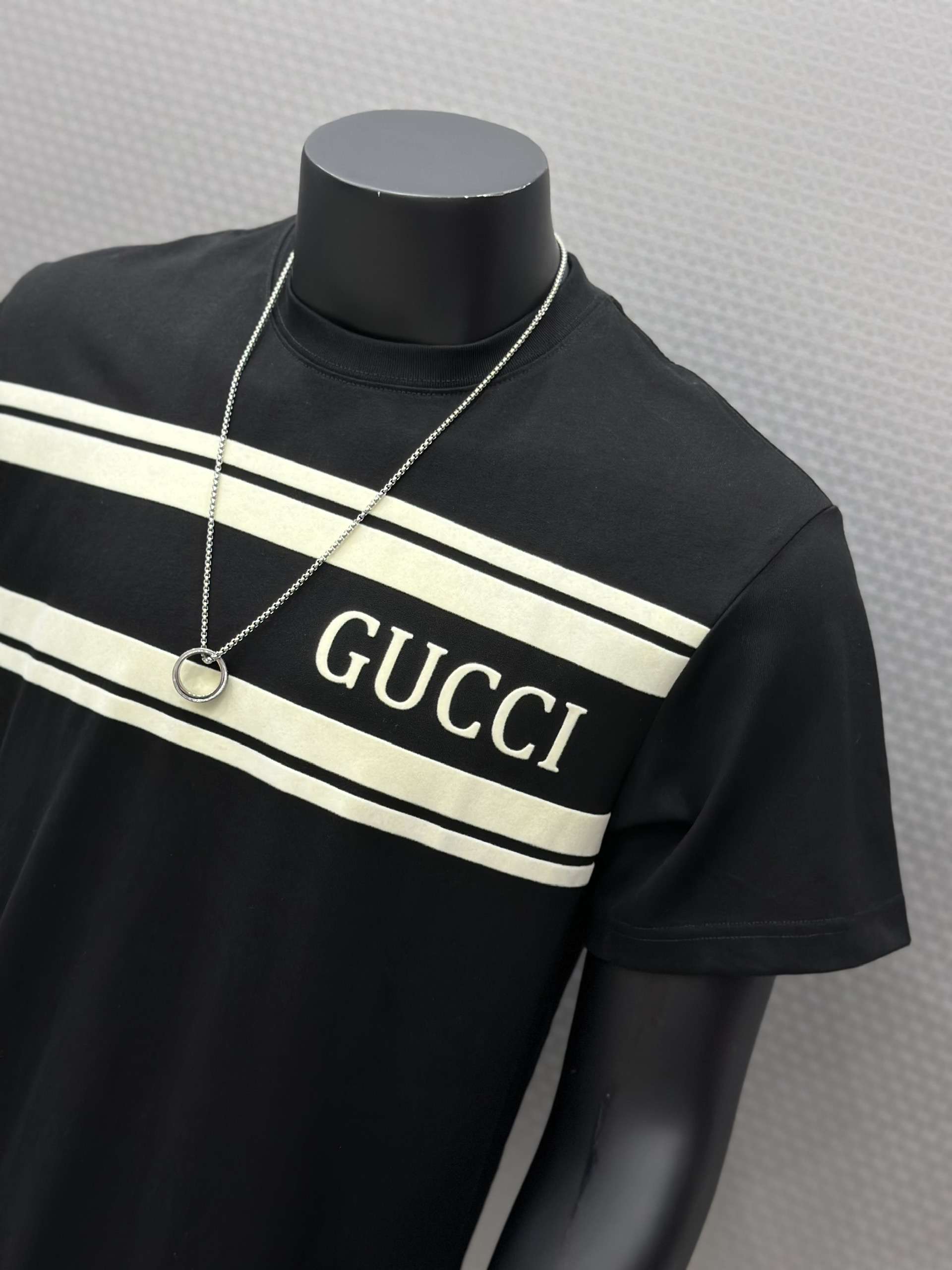 Áo phông T-shirt Gucci GC Đen logo chữ kẻ sọc ngang ngực Like Auth VTN