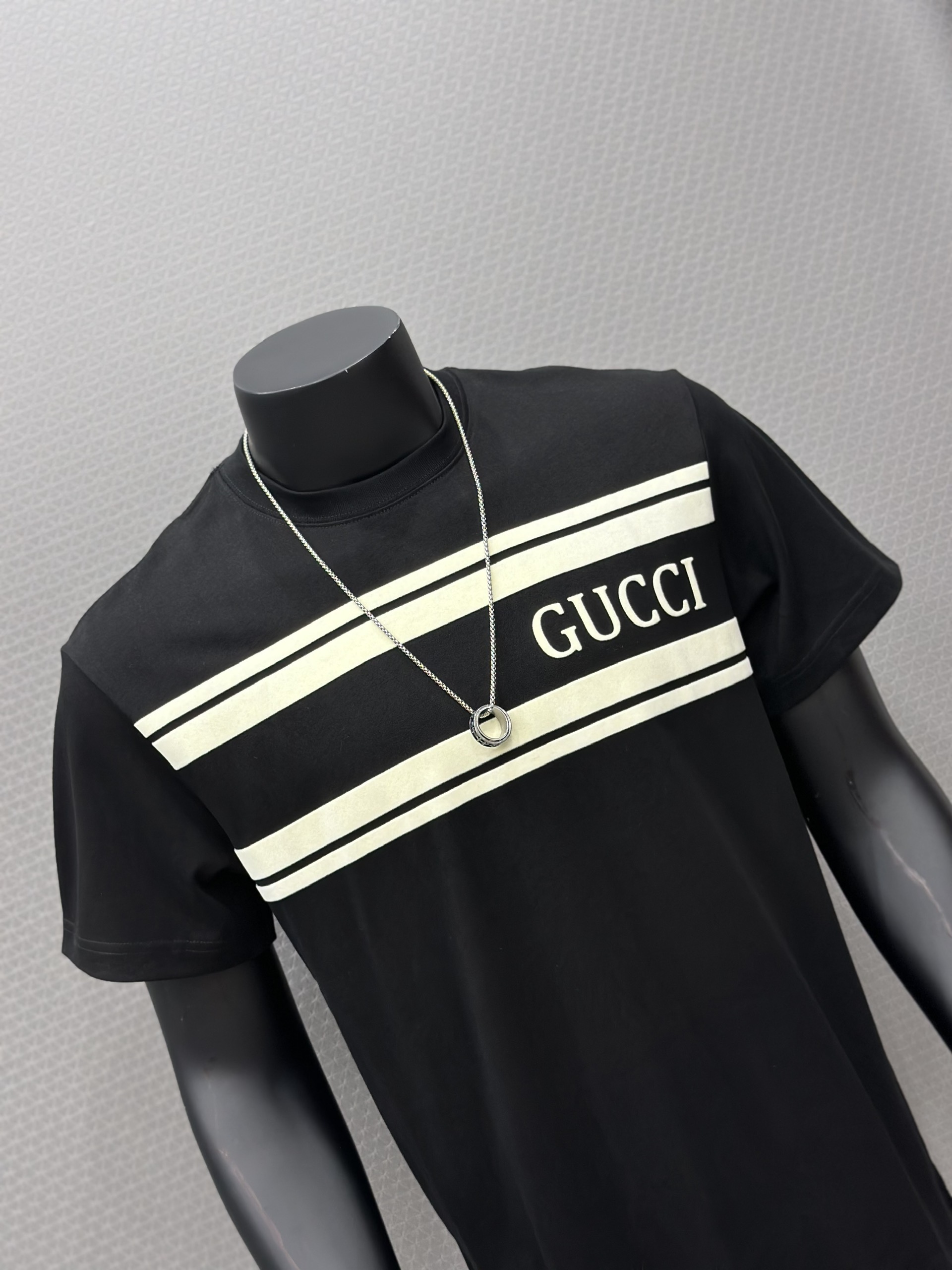 Áo phông T-shirt Gucci GC Đen logo chữ kẻ sọc ngang ngực Like Auth VTN