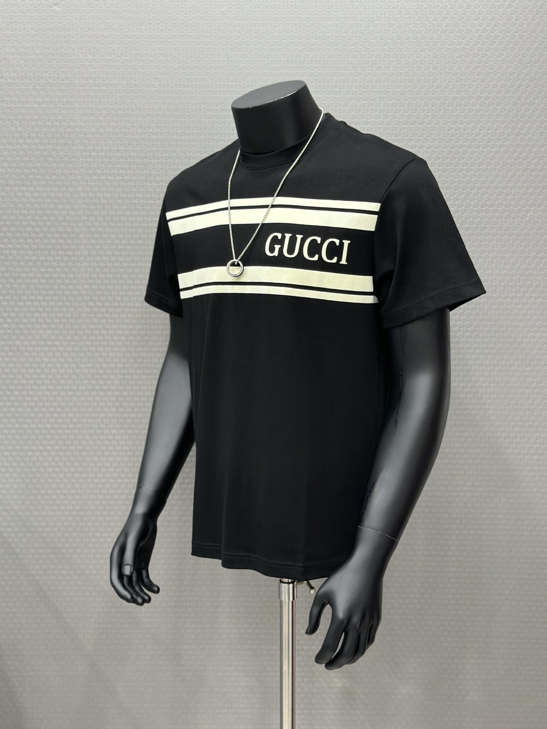 Áo phông T-shirt Gucci GC Đen logo chữ kẻ sọc ngang ngực Like Auth VTN