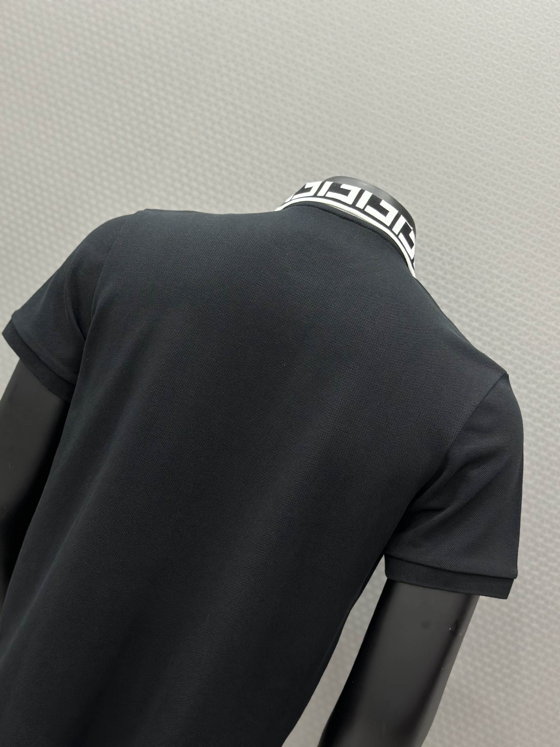 Áo polo Fendi FF Đen logo chữ  thêu nổi phối họa tiết cổ Like Auth VTN