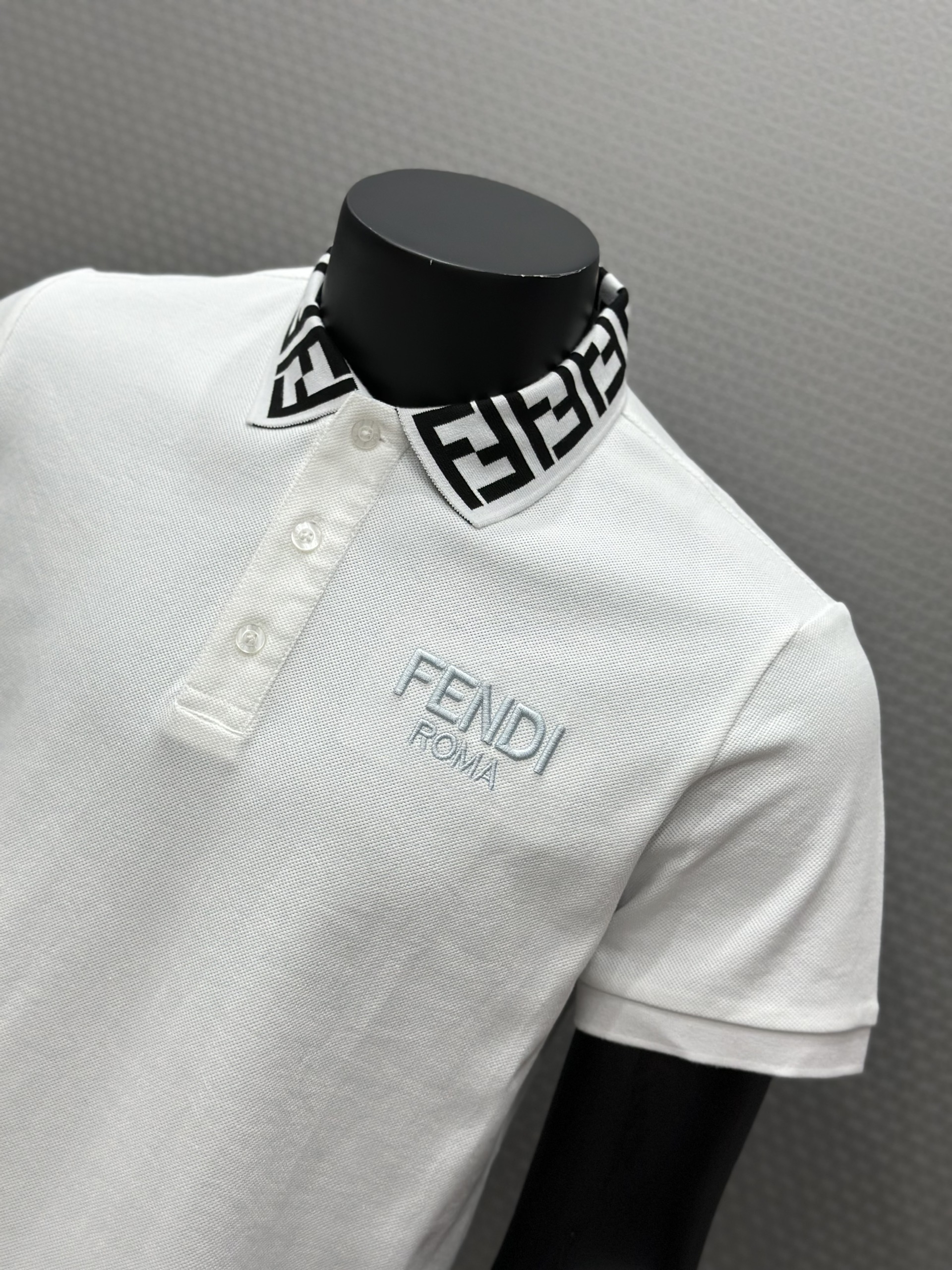 Áo polo Fendi FF Trắng logo chữ  thêu nổi phối họa tiết cổ Like Auth VTN