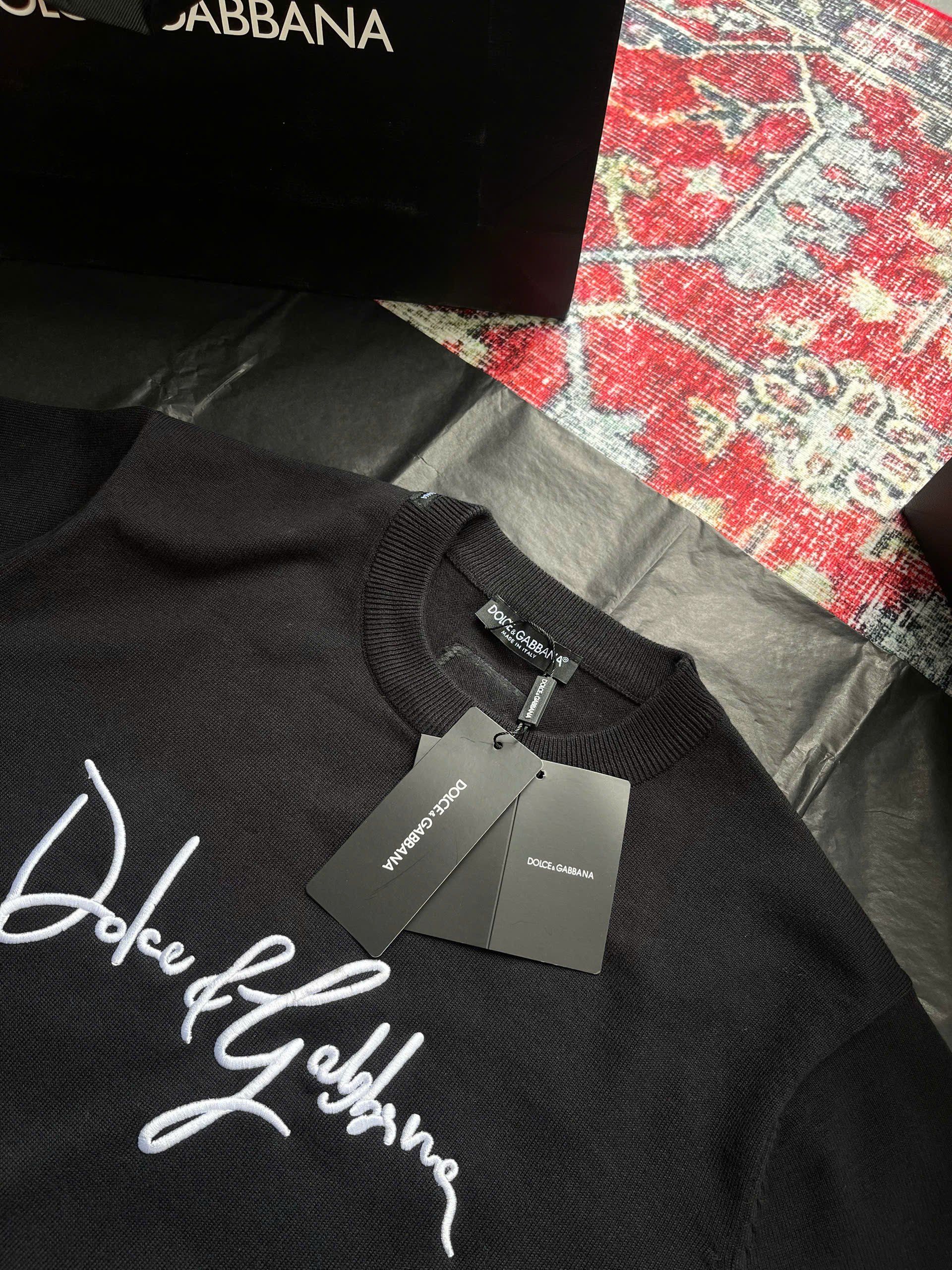 Áo phông T-shirt len Dolce Gabbana DG Đen logo chữ Trắng thêu nổi ngực Like Auth on web NV