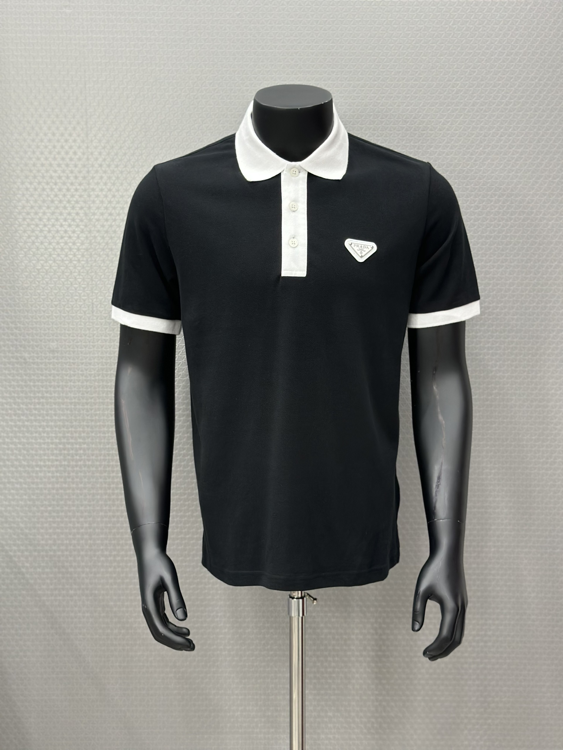 Áo polo Prada P Đen logo tag tam giác da thêu ngực phối Trắng cổ khuy tay Like Auth VTN