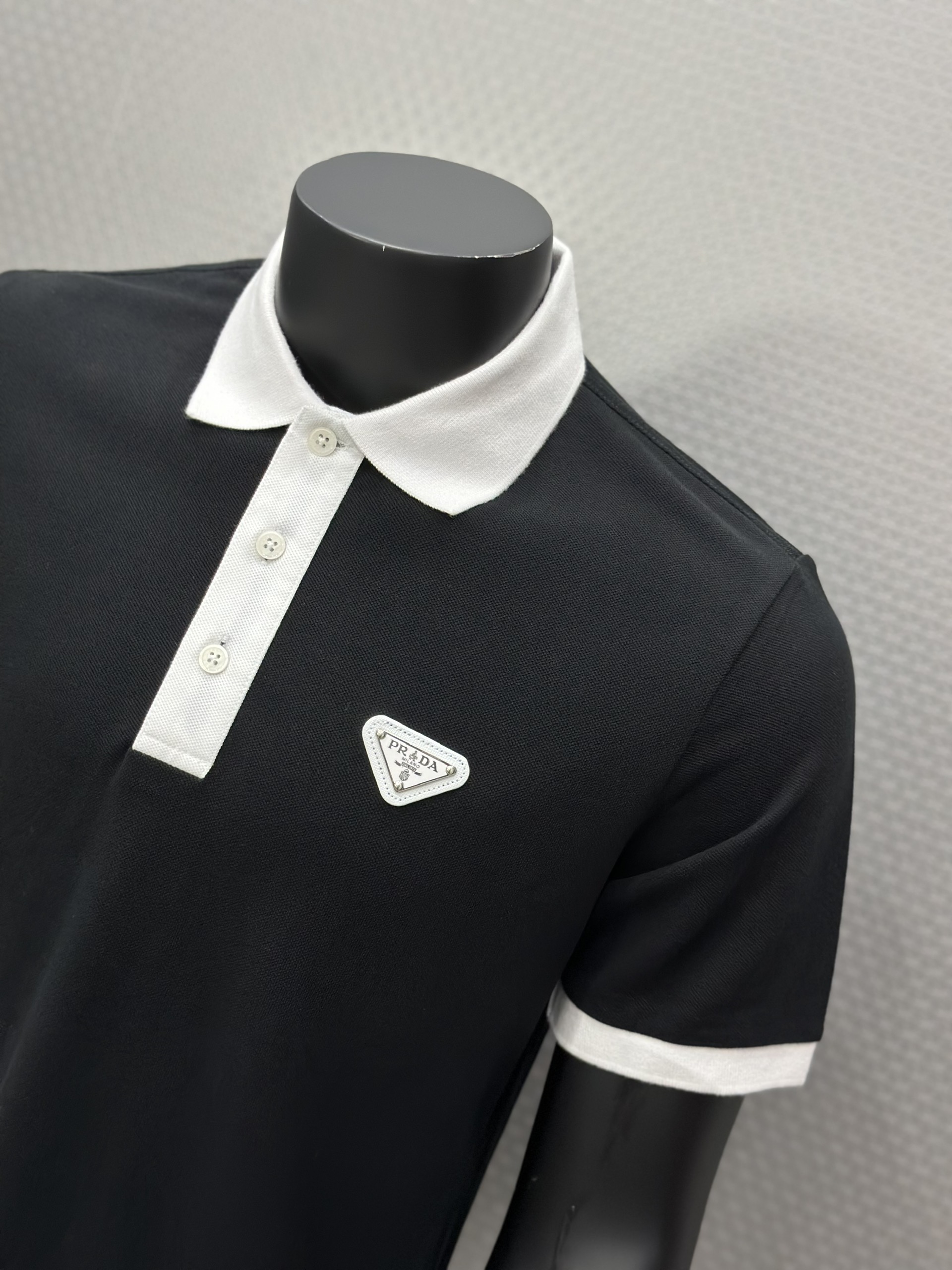 Áo polo Prada P Đen logo tag tam giác da thêu ngực phối Trắng cổ khuy tay Like Auth VTN