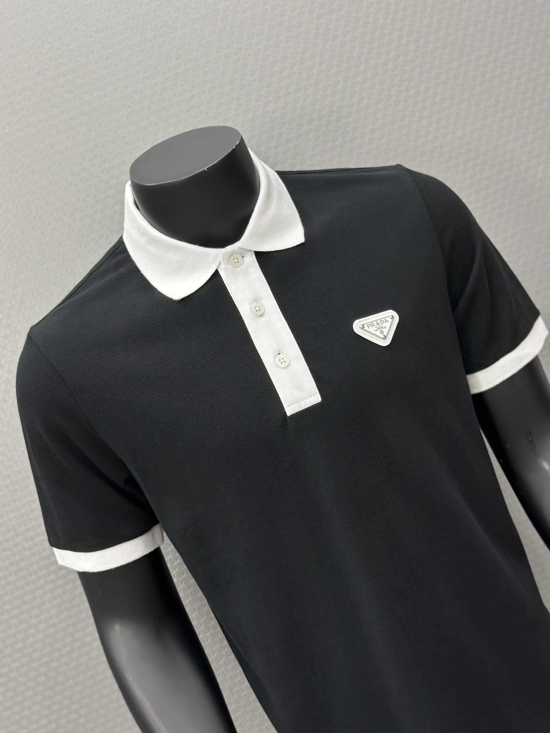 Áo polo Prada P Đen logo tag tam giác da thêu ngực phối Trắng cổ khuy tay Like Auth VTN