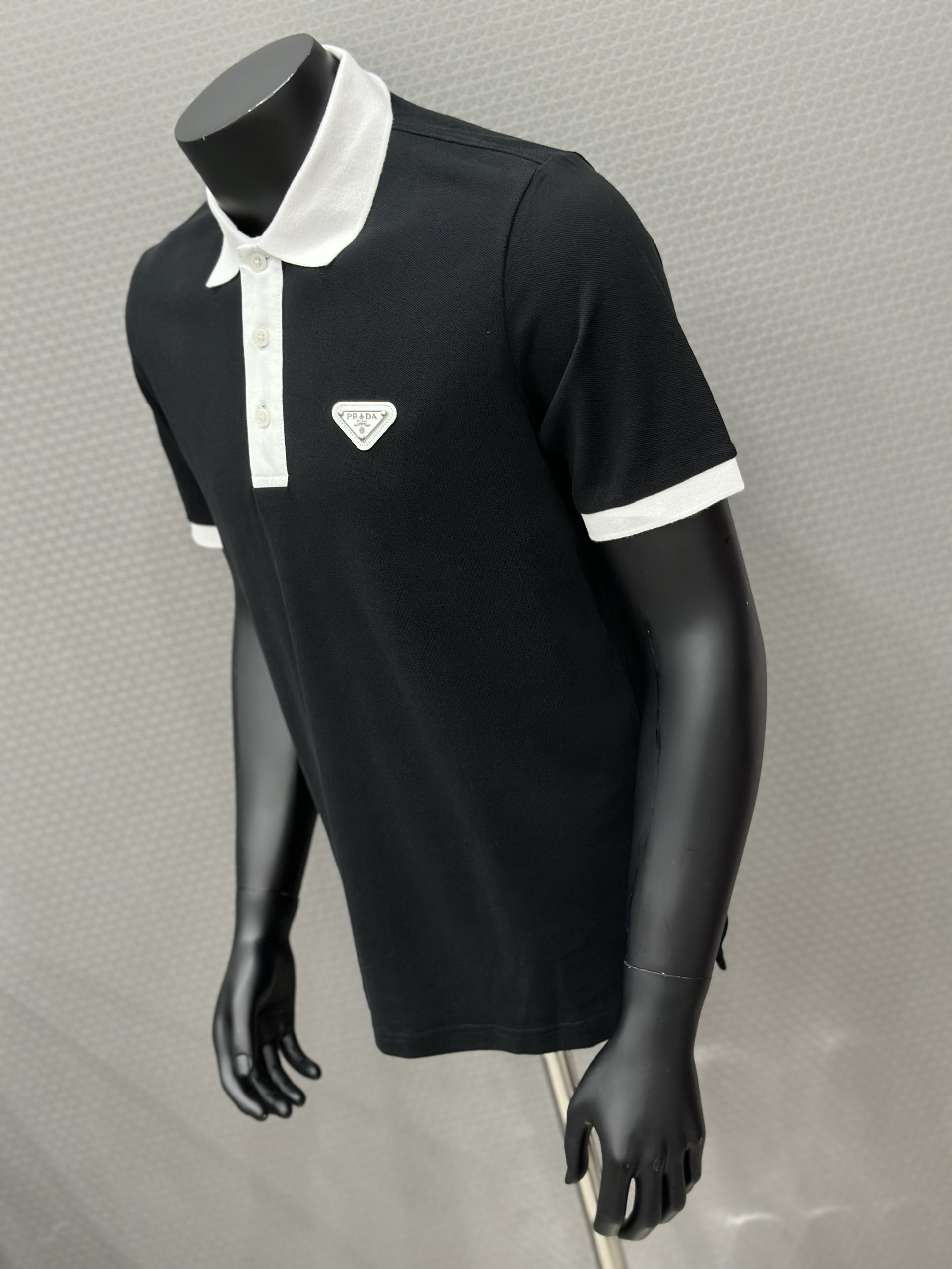 Áo polo Prada P Đen logo tag tam giác da thêu ngực phối Trắng cổ khuy tay Like Auth VTN