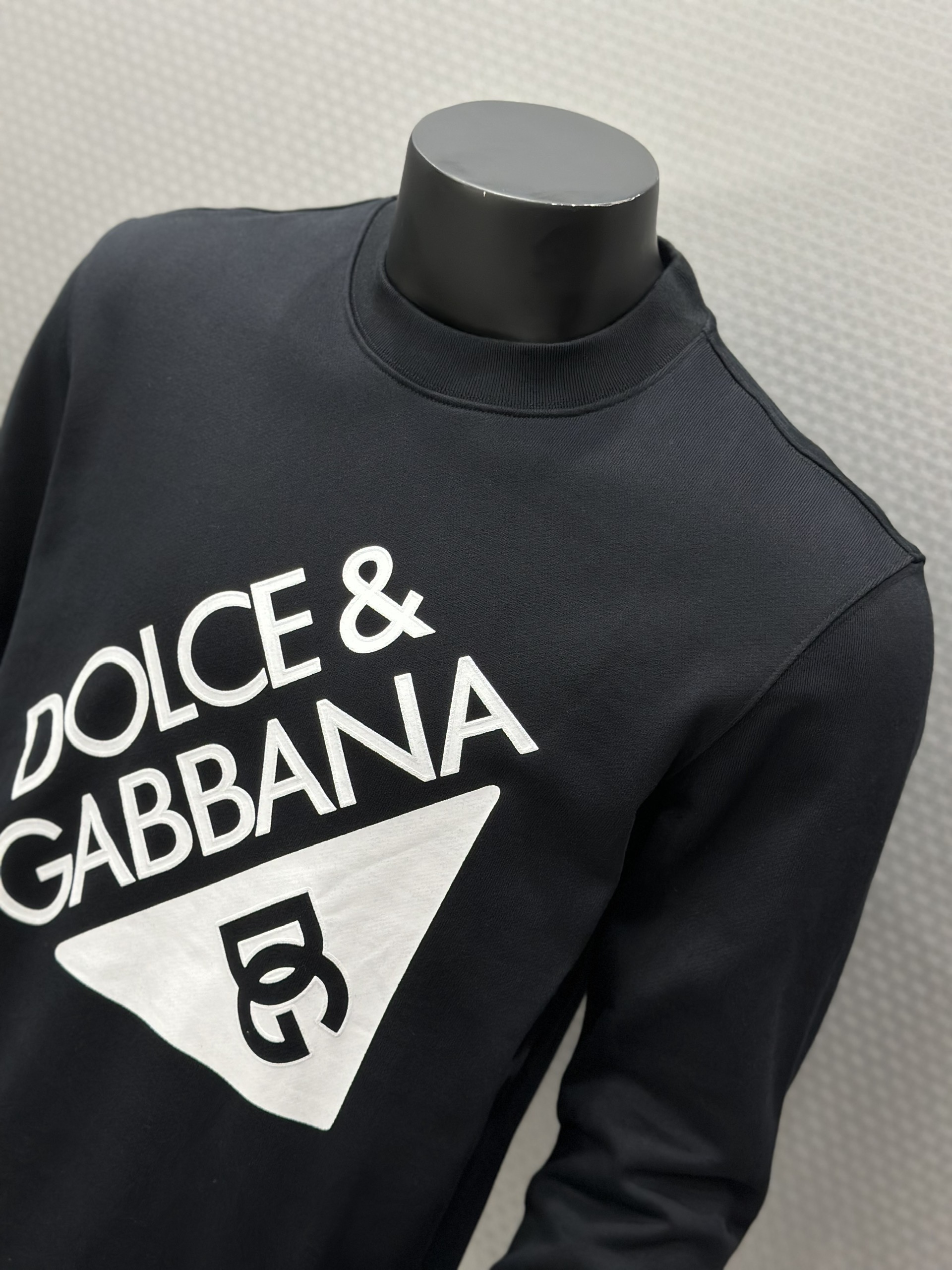 Áo nỉ sweater Dolce Gabbana DG Đen logo chữ Trắng to Like Auth VTN