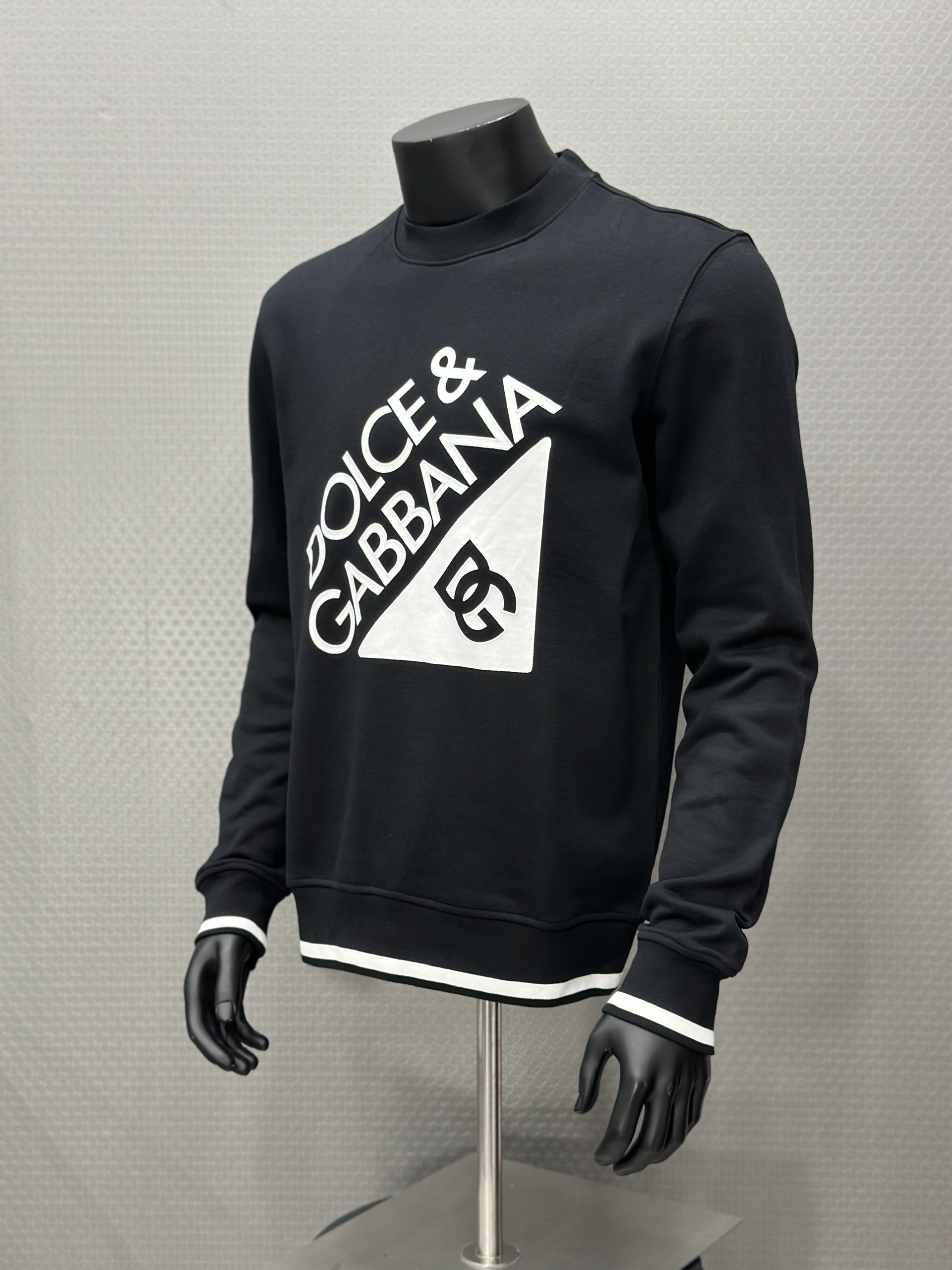 Áo nỉ sweater Dolce Gabbana DG Đen logo chữ Trắng to Like Auth VTN