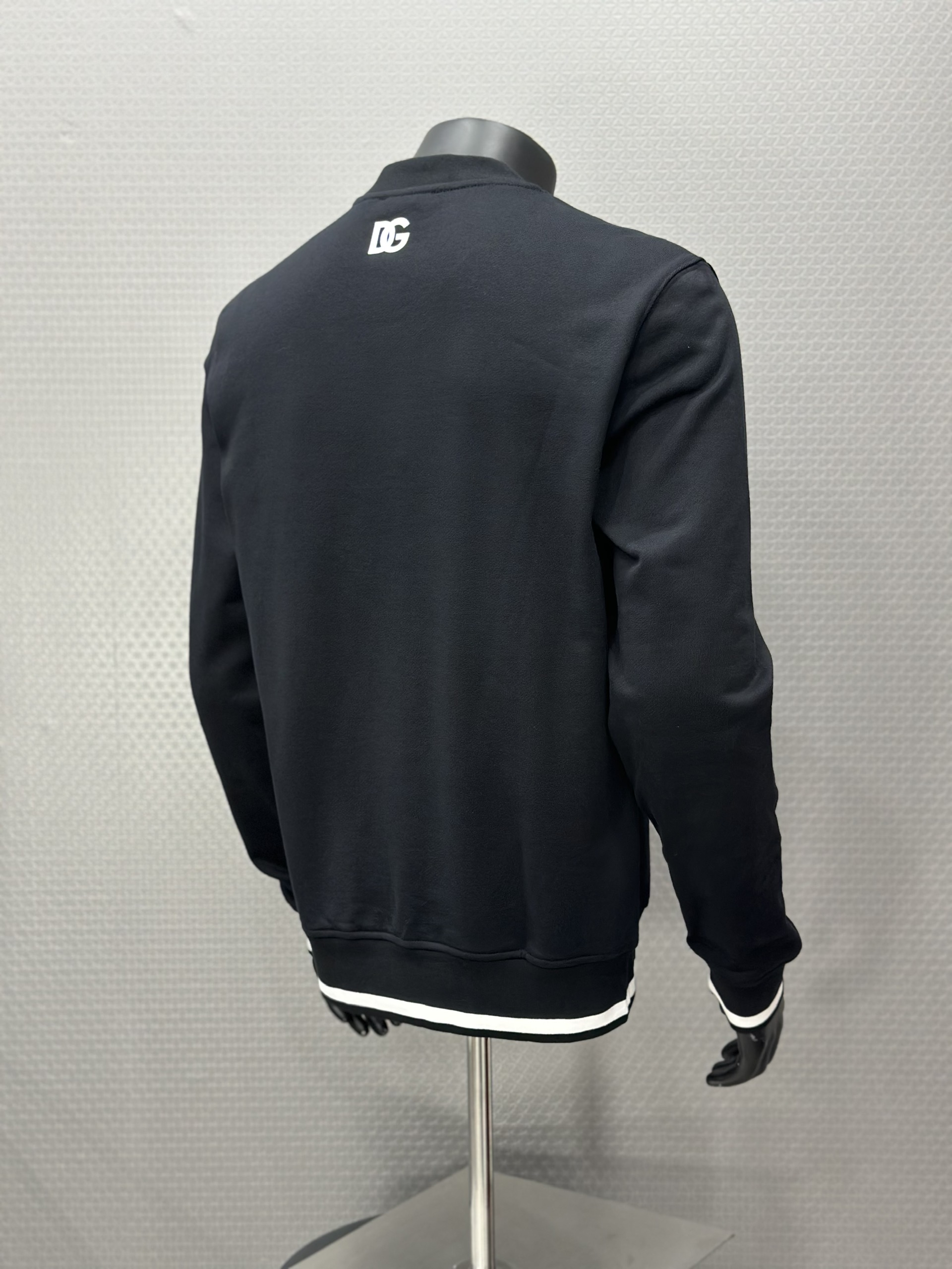 Áo nỉ sweater Dolce Gabbana DG Đen logo chữ Trắng to Like Auth VTN