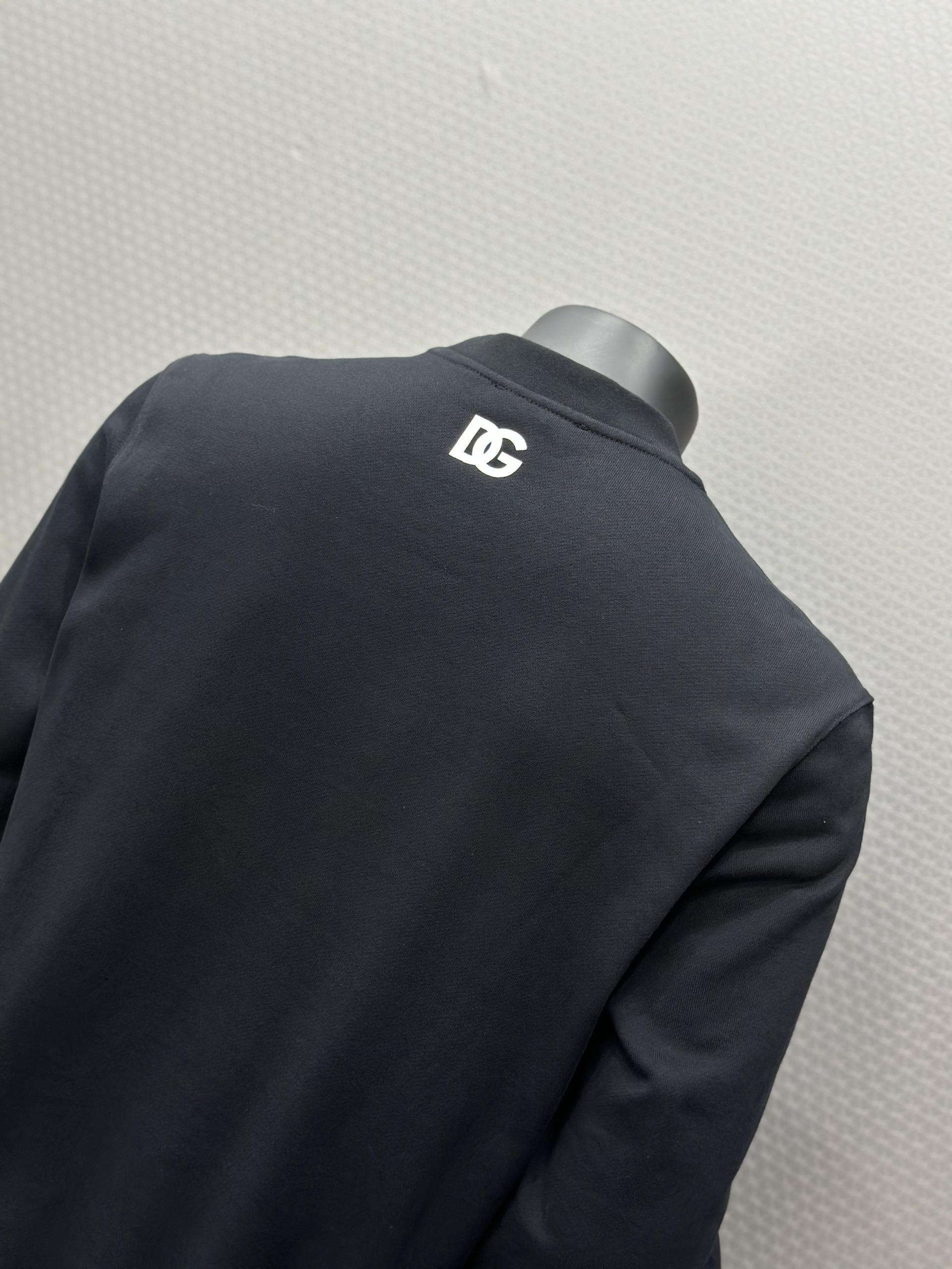 Áo nỉ sweater Dolce Gabbana DG Đen logo chữ Trắng to Like Auth VTN