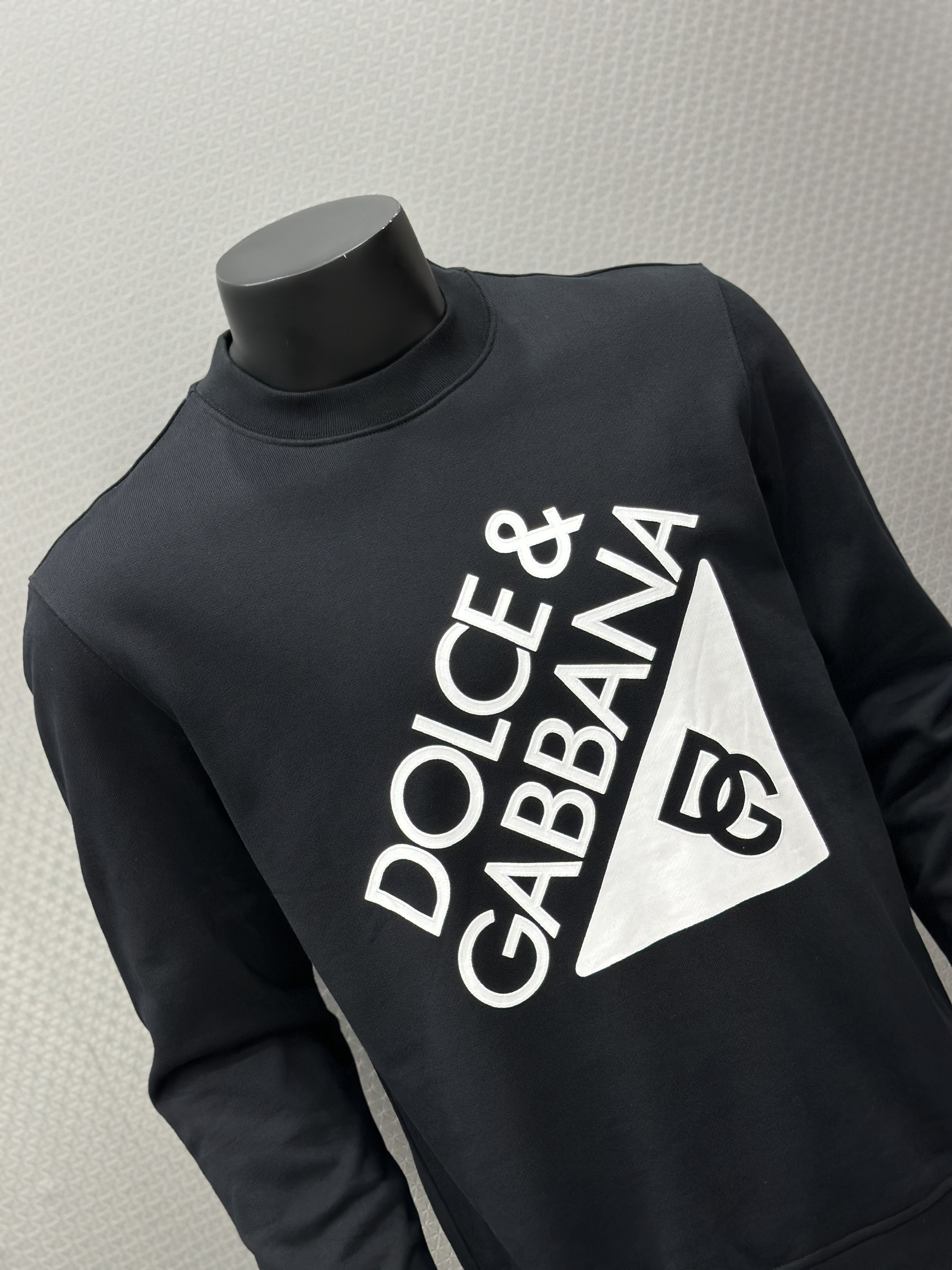 Áo nỉ sweater Dolce Gabbana DG Đen logo chữ Trắng to Like Auth VTN