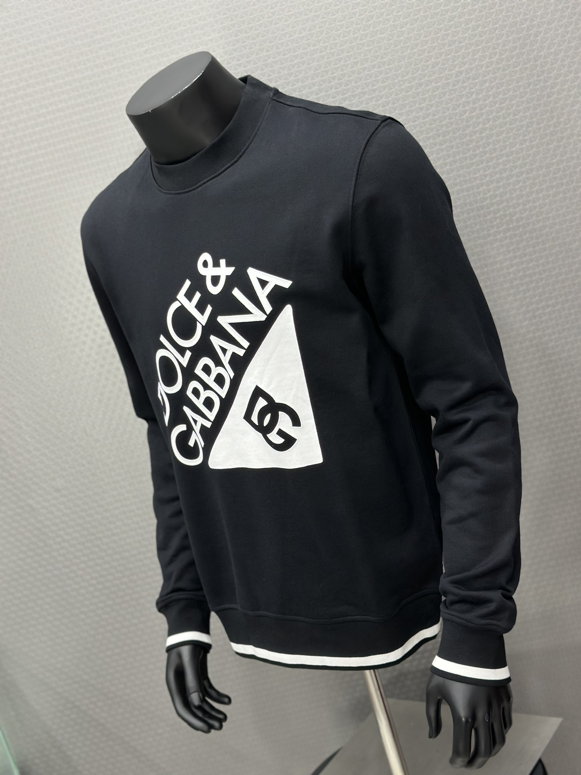 Áo nỉ sweater Dolce Gabbana DG Đen logo chữ Trắng to Like Auth VTN