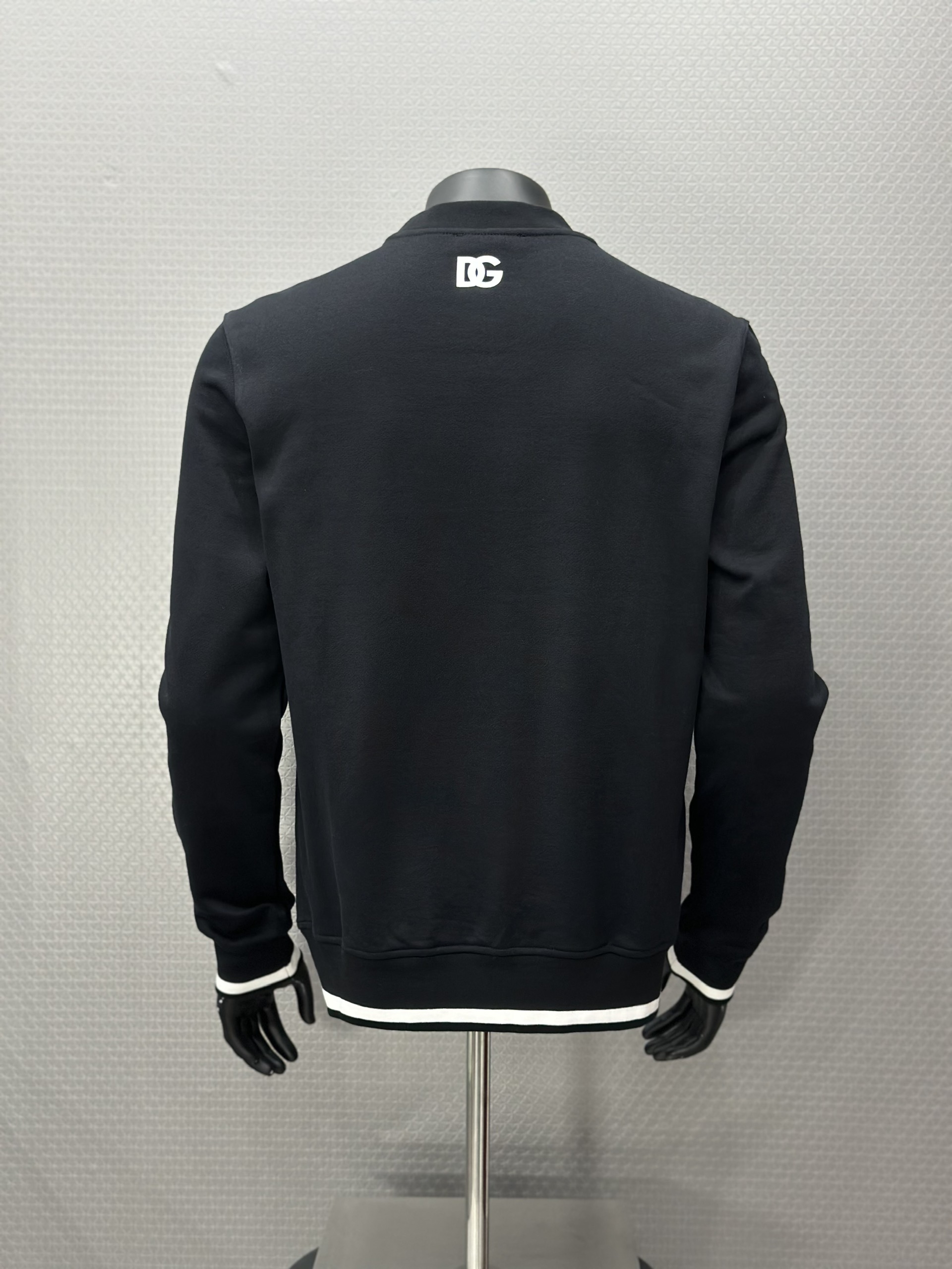 Áo nỉ sweater Dolce Gabbana DG Đen logo chữ Trắng to Like Auth VTN