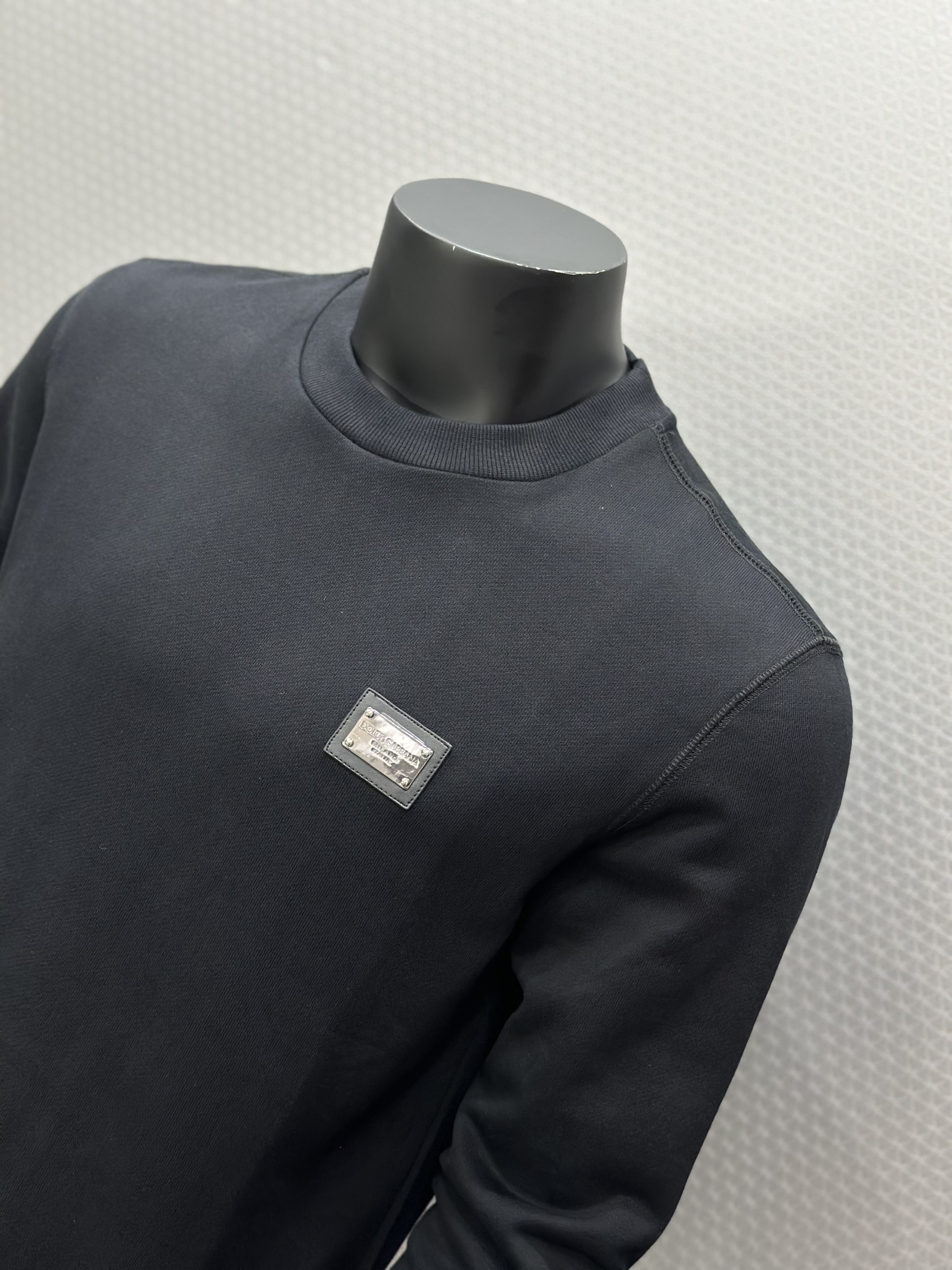 Áo nỉ sweater Dolce Gabbana DG Đen logo tag sắt vuông thêu ngực Like Auth VTN