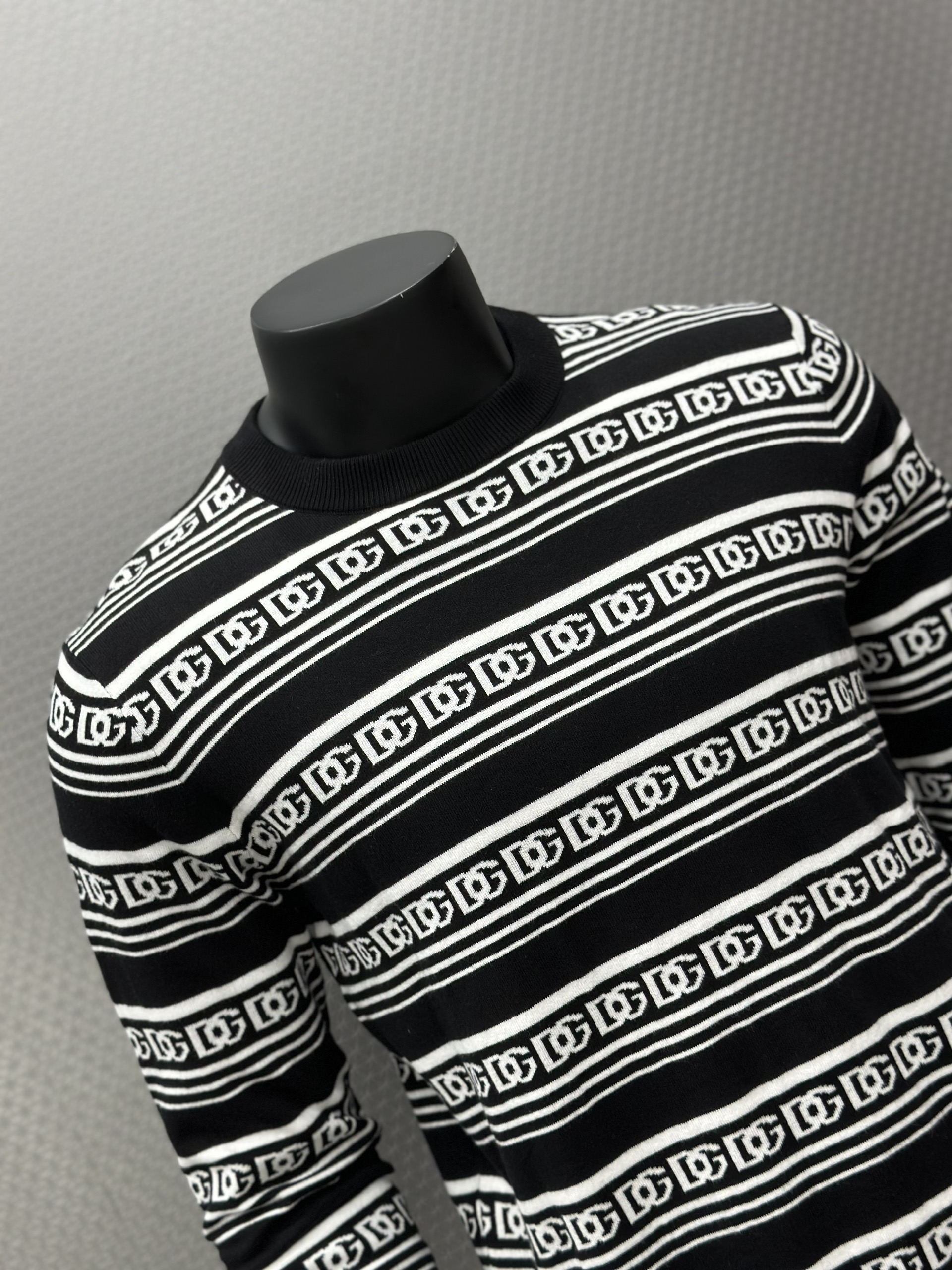 Áo len Dolce Gabbana DG Đen phối Trắng loog chữ kẻ sọc ngang Like Auth VTN