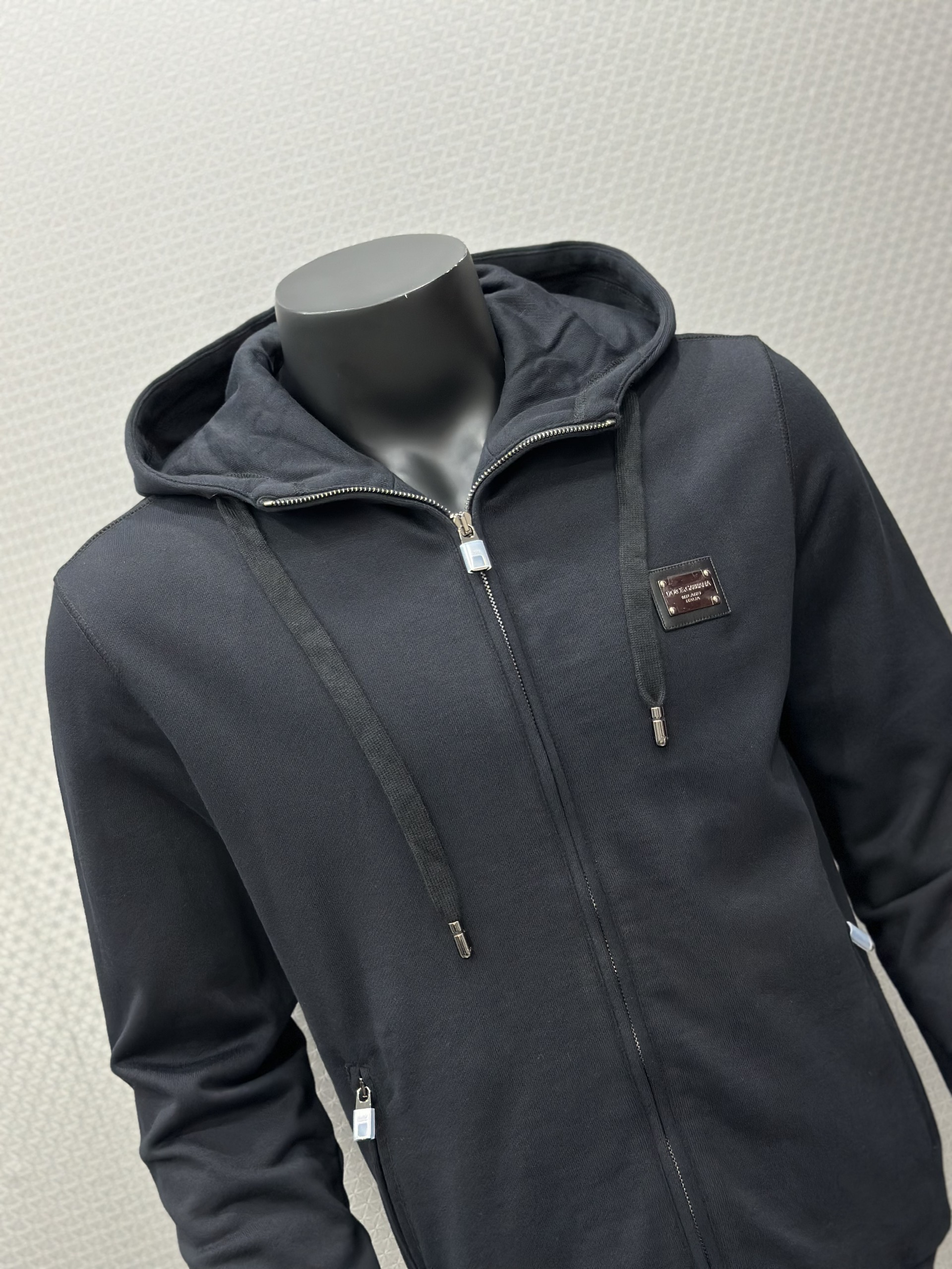 Áo khoác nỉ có mũ Dolce Gabbana DG Đen log tag sắt vuông thêu ngực Like Auth VTN