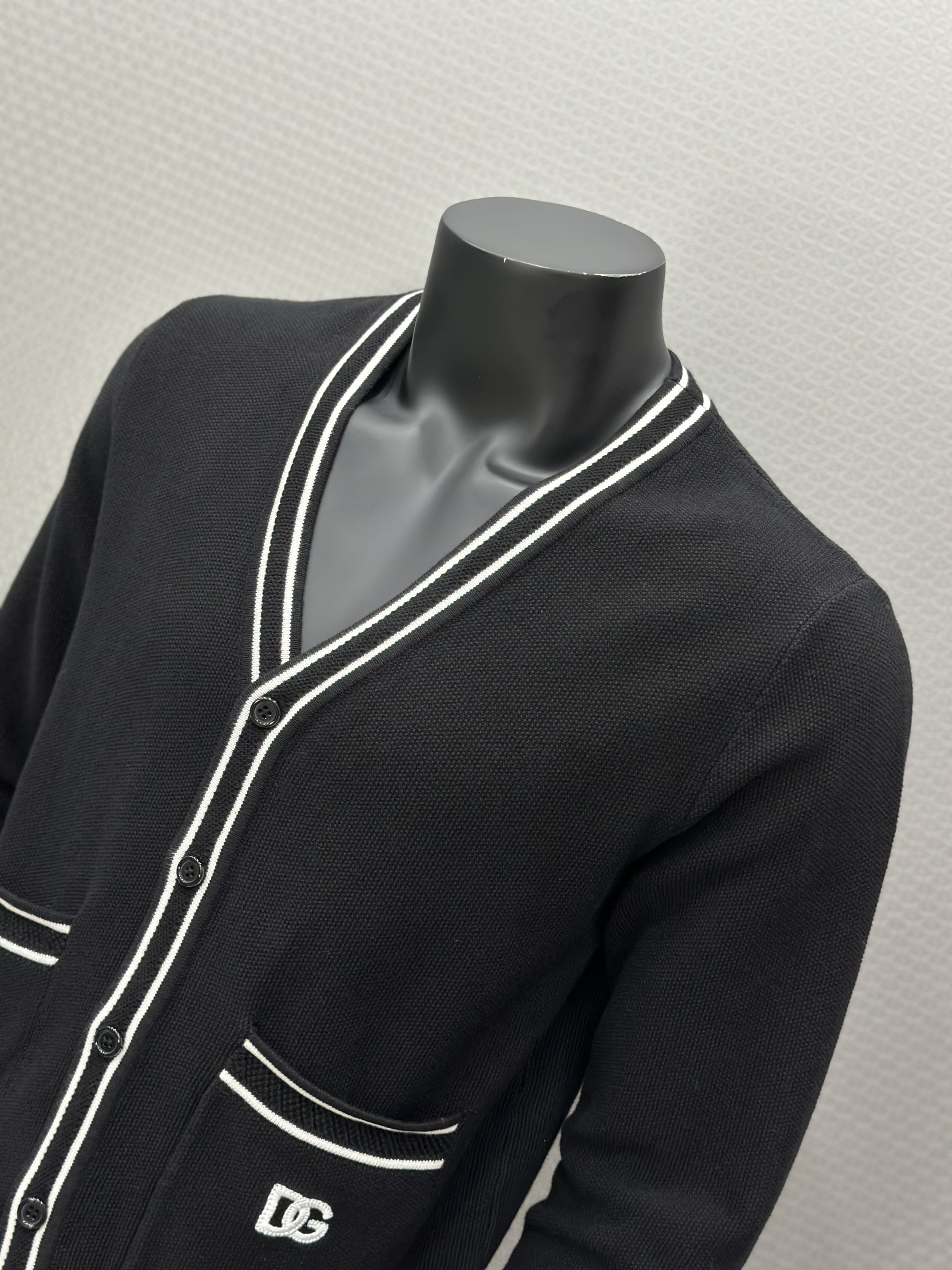 Áo khoác Cardigan Dolce Gabbana DG Đen viền Trắng túi bụng Like Auth VTN