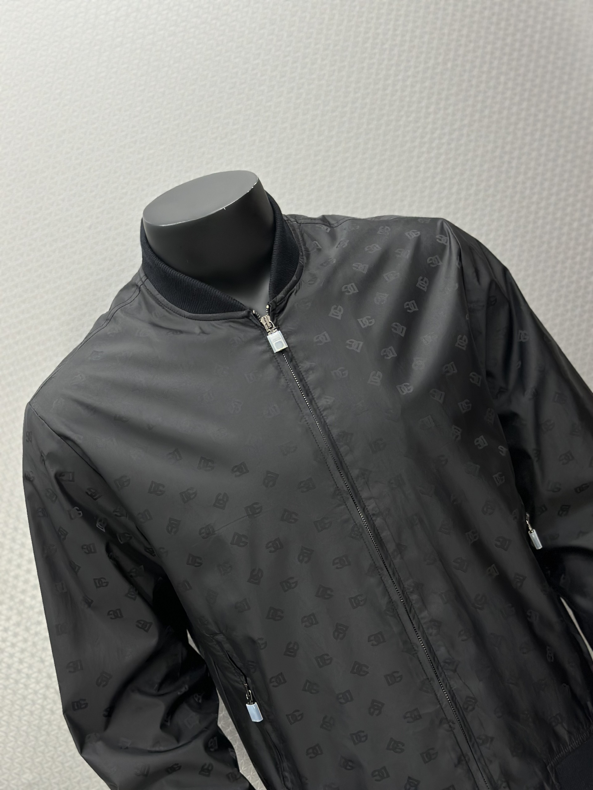 Áo khoác gió Dolce Gabbana DG Đen họa tiết logo chữ full Like Auth VTN