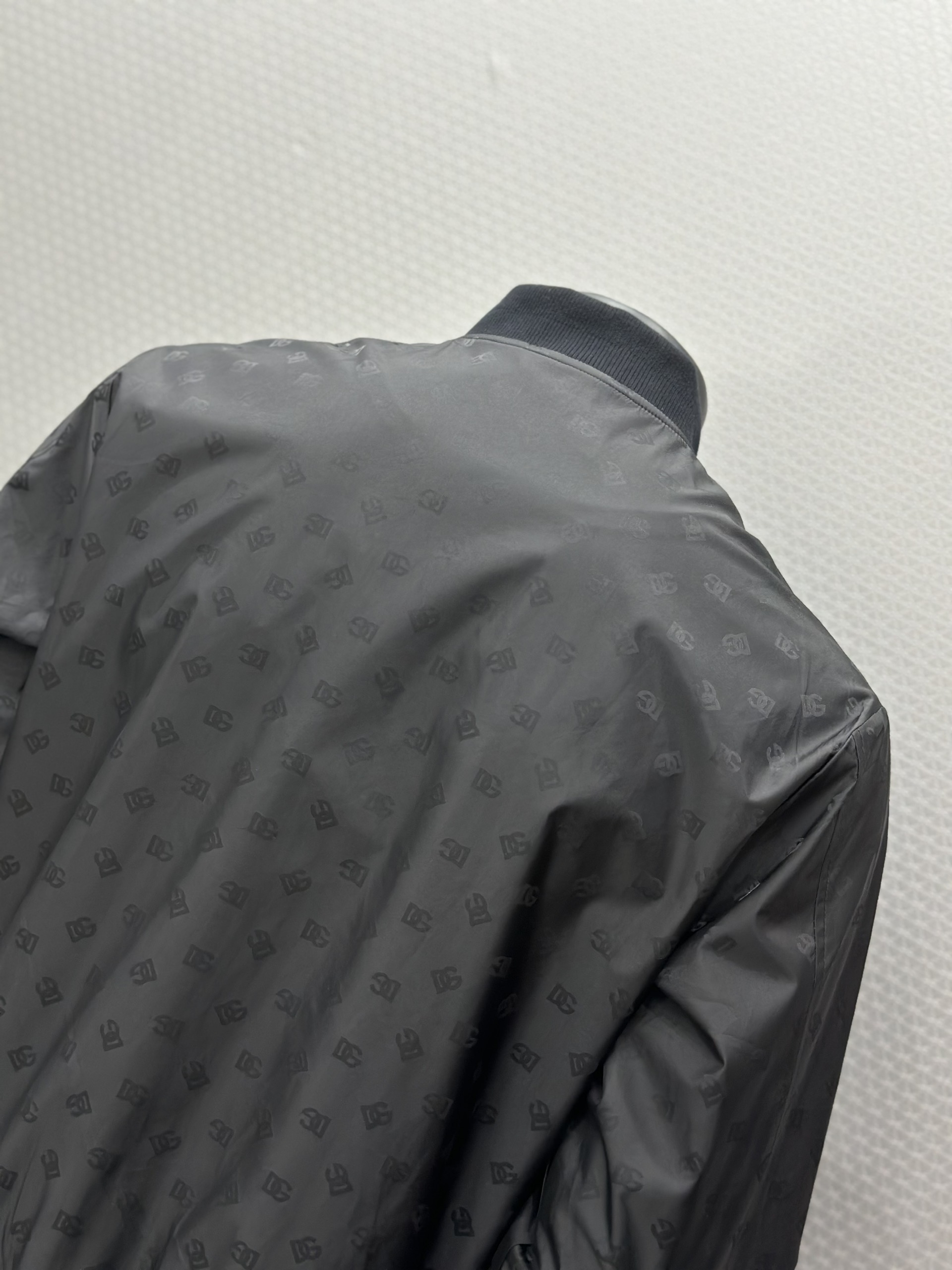 Áo khoác gió Dolce Gabbana DG Đen họa tiết logo chữ full Like Auth VTN